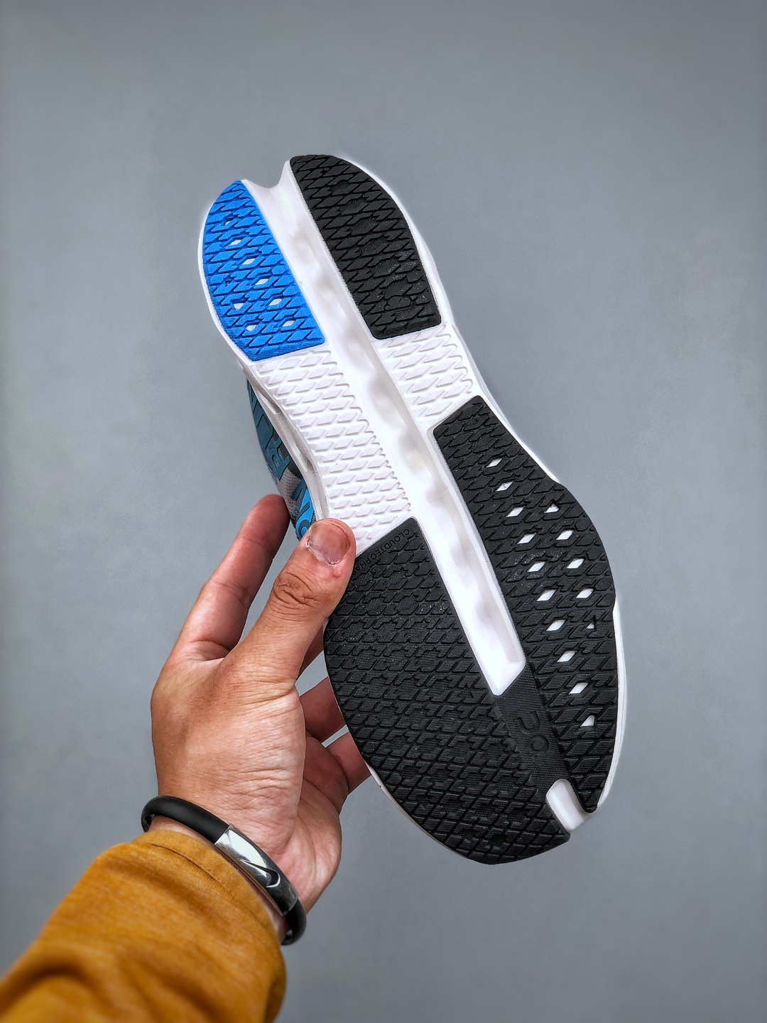 ON Running Cloudsurfer Next Low Top Lightweight Comfort Sneakers 3WE30201025 9 cmp i1746564041690 9469 0 7