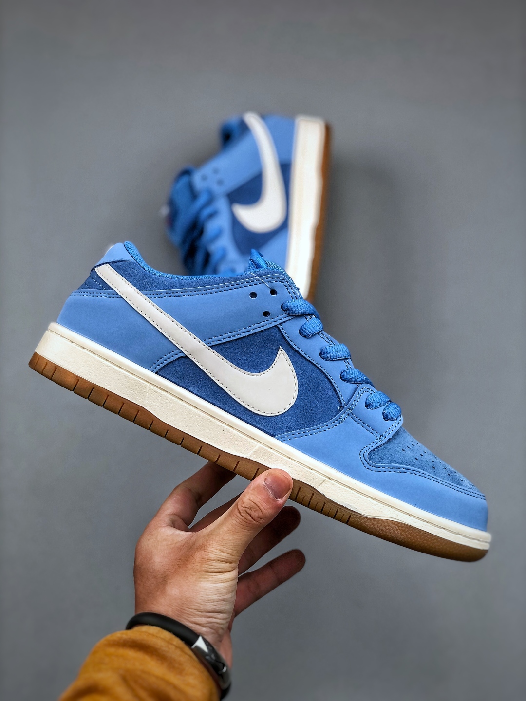 💰220公司级

Z NK SB DUNK Low 蓝生胶 FJ1674-401 毫无疑问市场中端王者 全码福利开炸 长期补货价格一步到位 毫无疑问市场中端王者 实力大厂出品 新配色陆续开发 利润个位数只为口碑 全套原纸板楦头开发 确保原汁原味 完美呈现DUNK版型 一比一鞋头弧度高度鞋身弧度 此版本只针对中端市场 皮料材质有所更替 其他数据细节工艺流程均保持一致 绝不口嗨 细节品控鞋型随意对比 独家私模官方第六代原厂航空铝磨具打磨大底 鞋头坡度极致还原 无解鞋型 原盒原配 圈内天花板工艺 原厂玻璃冲刀 超高清洁度 全鞋零毛边皮料切割 原厂中底布点胶 中底布拉帮走线遵循公司 SIZE：36 36.5 37.5 38 38.5 39 40 40.5 41 42 42.5 43 44 44.5 45 