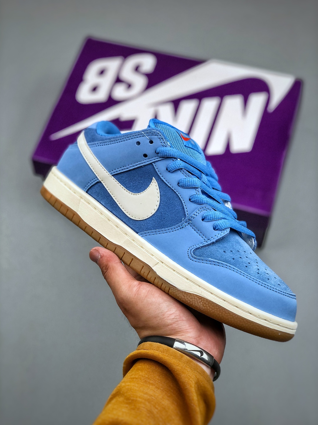 💰220公司级

Z NK SB DUNK Low 蓝生胶 FJ1674-401 毫无疑问市场中端王者 全码福利开炸 长期补货价格一步到位 毫无疑问市场中端王者 实力大厂出品 新配色陆续开发 利润个位数只为口碑 全套原纸板楦头开发 确保原汁原味 完美呈现DUNK版型 一比一鞋头弧度高度鞋身弧度 此版本只针对中端市场 皮料材质有所更替 其他数据细节工艺流程均保持一致 绝不口嗨 细节品控鞋型随意对比 独家私模官方第六代原厂航空铝磨具打磨大底 鞋头坡度极致还原 无解鞋型 原盒原配 圈内天花板工艺 原厂玻璃冲刀 超高清洁度 全鞋零毛边皮料切割 原厂中底布点胶 中底布拉帮走线遵循公司 SIZE：36 36.5 37.5 38 38.5 39 40 40.5 41 42 42.5 43 44 44.5 45 