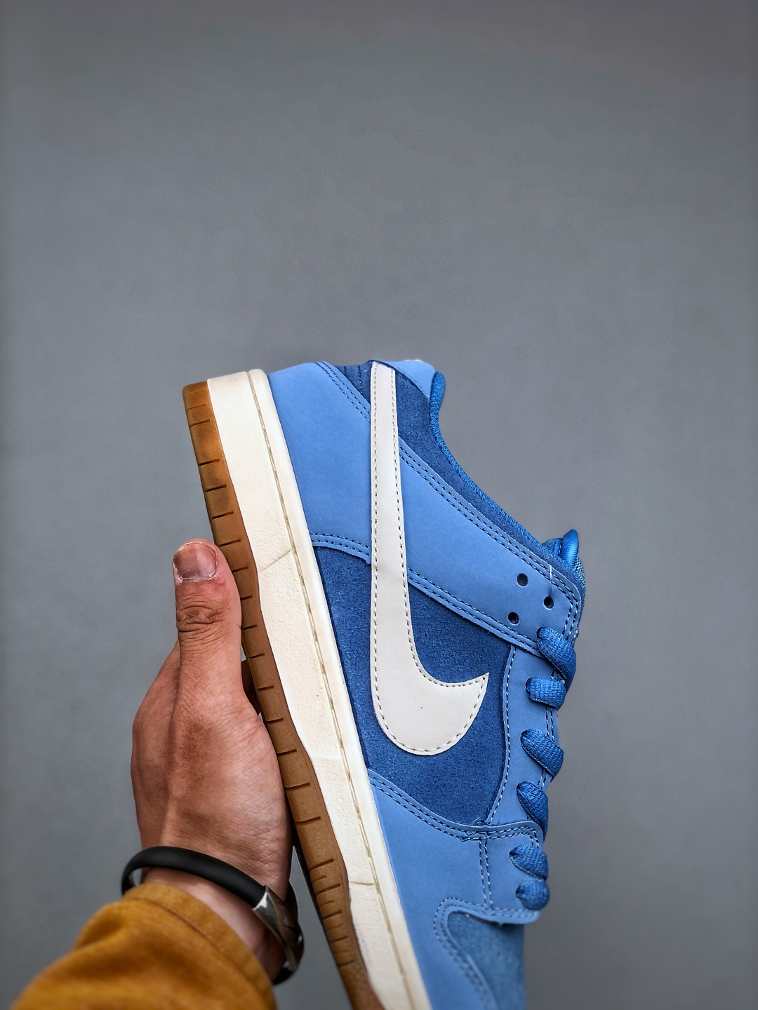 💰220公司级

Z NK SB DUNK Low 蓝生胶 FJ1674-401 毫无疑问市场中端王者 全码福利开炸 长期补货价格一步到位 毫无疑问市场中端王者 实力大厂出品 新配色陆续开发 利润个位数只为口碑 全套原纸板楦头开发 确保原汁原味 完美呈现DUNK版型 一比一鞋头弧度高度鞋身弧度 此版本只针对中端市场 皮料材质有所更替 其他数据细节工艺流程均保持一致 绝不口嗨 细节品控鞋型随意对比 独家私模官方第六代原厂航空铝磨具打磨大底 鞋头坡度极致还原 无解鞋型 原盒原配 圈内天花板工艺 原厂玻璃冲刀 超高清洁度 全鞋零毛边皮料切割 原厂中底布点胶 中底布拉帮走线遵循公司 SIZE：36 36.5 37.5 38 38.5 39 40 40.5 41 42 42.5 43 44 44.5 45 