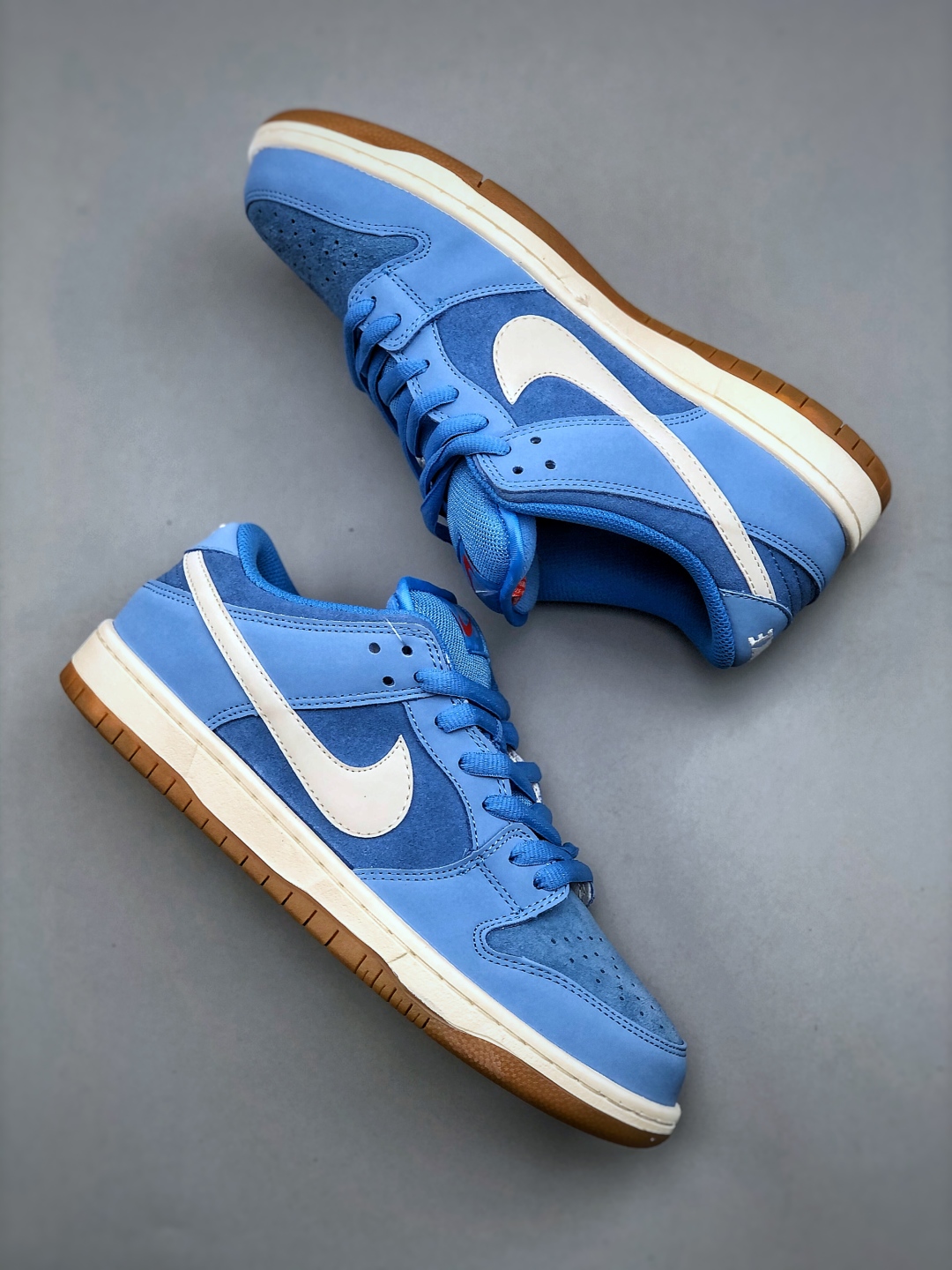 💰220公司级

Z NK SB DUNK Low 蓝生胶 FJ1674-401 毫无疑问市场中端王者 全码福利开炸 长期补货价格一步到位 毫无疑问市场中端王者 实力大厂出品 新配色陆续开发 利润个位数只为口碑 全套原纸板楦头开发 确保原汁原味 完美呈现DUNK版型 一比一鞋头弧度高度鞋身弧度 此版本只针对中端市场 皮料材质有所更替 其他数据细节工艺流程均保持一致 绝不口嗨 细节品控鞋型随意对比 独家私模官方第六代原厂航空铝磨具打磨大底 鞋头坡度极致还原 无解鞋型 原盒原配 圈内天花板工艺 原厂玻璃冲刀 超高清洁度 全鞋零毛边皮料切割 原厂中底布点胶 中底布拉帮走线遵循公司 SIZE：36 36.5 37.5 38 38.5 39 40 40.5 41 42 42.5 43 44 44.5 45 