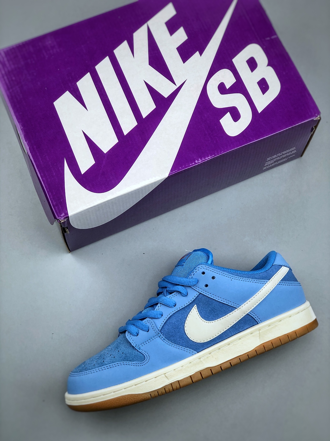 💰220公司级

Z NK SB DUNK Low 蓝生胶 FJ1674-401 毫无疑问市场中端王者 全码福利开炸 长期补货价格一步到位 毫无疑问市场中端王者 实力大厂出品 新配色陆续开发 利润个位数只为口碑 全套原纸板楦头开发 确保原汁原味 完美呈现DUNK版型 一比一鞋头弧度高度鞋身弧度 此版本只针对中端市场 皮料材质有所更替 其他数据细节工艺流程均保持一致 绝不口嗨 细节品控鞋型随意对比 独家私模官方第六代原厂航空铝磨具打磨大底 鞋头坡度极致还原 无解鞋型 原盒原配 圈内天花板工艺 原厂玻璃冲刀 超高清洁度 全鞋零毛边皮料切割 原厂中底布点胶 中底布拉帮走线遵循公司 SIZE：36 36.5 37.5 38 38.5 39 40 40.5 41 42 42.5 43 44 44.5 45 
