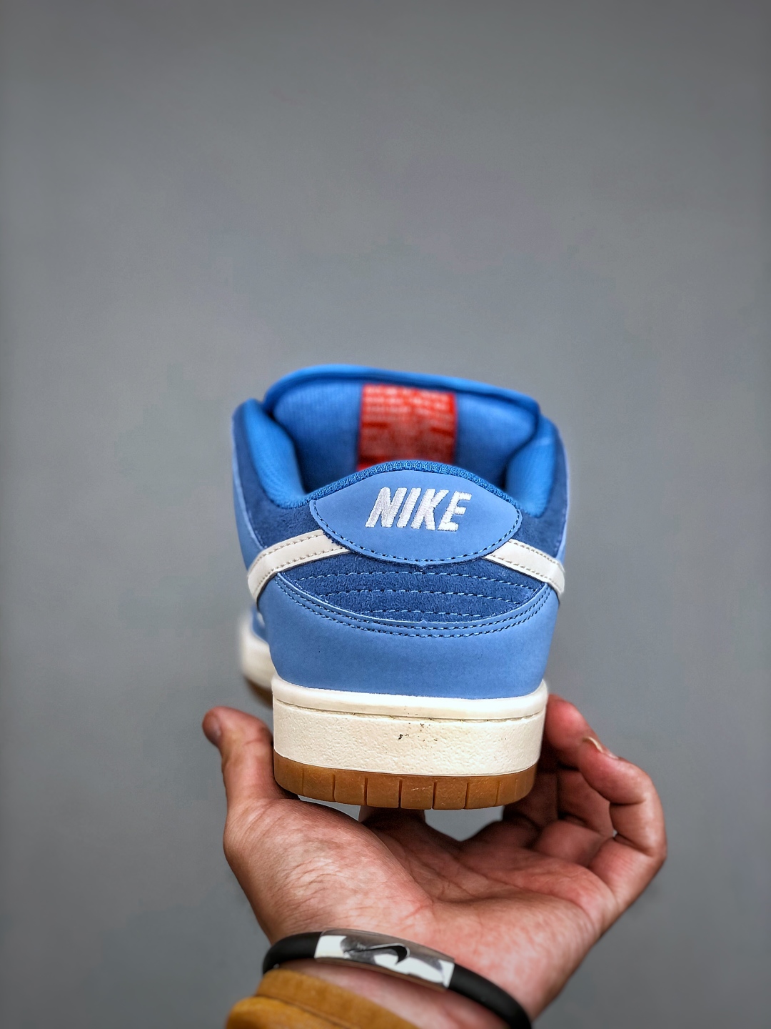 💰220公司级

Z NK SB DUNK Low 蓝生胶 FJ1674-401 毫无疑问市场中端王者 全码福利开炸 长期补货价格一步到位 毫无疑问市场中端王者 实力大厂出品 新配色陆续开发 利润个位数只为口碑 全套原纸板楦头开发 确保原汁原味 完美呈现DUNK版型 一比一鞋头弧度高度鞋身弧度 此版本只针对中端市场 皮料材质有所更替 其他数据细节工艺流程均保持一致 绝不口嗨 细节品控鞋型随意对比 独家私模官方第六代原厂航空铝磨具打磨大底 鞋头坡度极致还原 无解鞋型 原盒原配 圈内天花板工艺 原厂玻璃冲刀 超高清洁度 全鞋零毛边皮料切割 原厂中底布点胶 中底布拉帮走线遵循公司 SIZE：36 36.5 37.5 38 38.5 39 40 40.5 41 42 42.5 43 44 44.5 45 