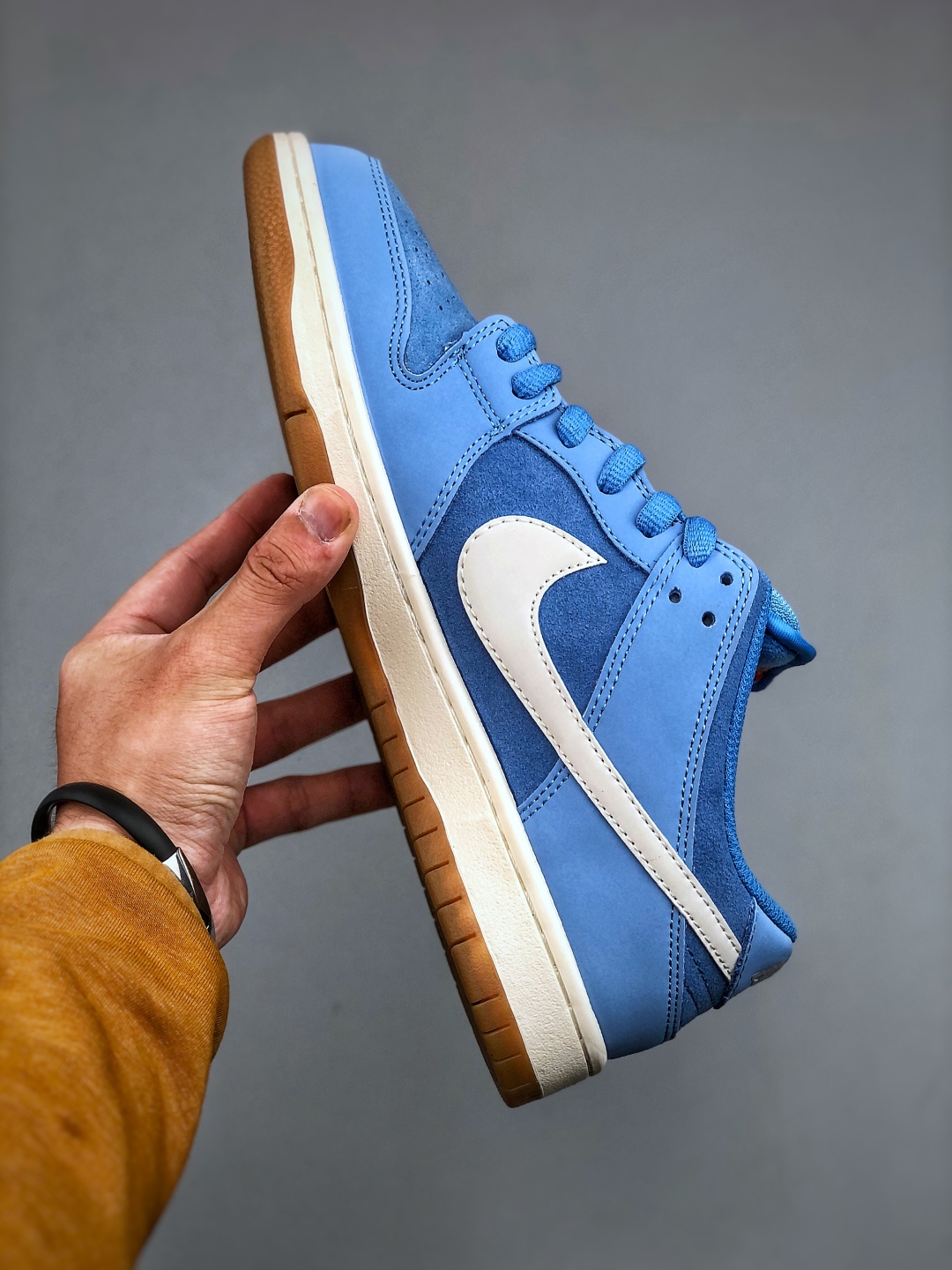 💰220公司级

Z NK SB DUNK Low 蓝生胶 FJ1674-401 毫无疑问市场中端王者 全码福利开炸 长期补货价格一步到位 毫无疑问市场中端王者 实力大厂出品 新配色陆续开发 利润个位数只为口碑 全套原纸板楦头开发 确保原汁原味 完美呈现DUNK版型 一比一鞋头弧度高度鞋身弧度 此版本只针对中端市场 皮料材质有所更替 其他数据细节工艺流程均保持一致 绝不口嗨 细节品控鞋型随意对比 独家私模官方第六代原厂航空铝磨具打磨大底 鞋头坡度极致还原 无解鞋型 原盒原配 圈内天花板工艺 原厂玻璃冲刀 超高清洁度 全鞋零毛边皮料切割 原厂中底布点胶 中底布拉帮走线遵循公司 SIZE：36 36.5 37.5 38 38.5 39 40 40.5 41 42 42.5 43 44 44.5 45 