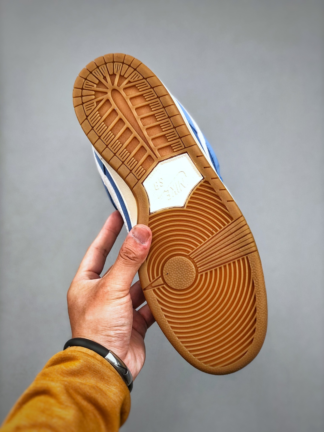💰220公司级

Z NK SB DUNK Low 蓝生胶 FJ1674-401 毫无疑问市场中端王者 全码福利开炸 长期补货价格一步到位 毫无疑问市场中端王者 实力大厂出品 新配色陆续开发 利润个位数只为口碑 全套原纸板楦头开发 确保原汁原味 完美呈现DUNK版型 一比一鞋头弧度高度鞋身弧度 此版本只针对中端市场 皮料材质有所更替 其他数据细节工艺流程均保持一致 绝不口嗨 细节品控鞋型随意对比 独家私模官方第六代原厂航空铝磨具打磨大底 鞋头坡度极致还原 无解鞋型 原盒原配 圈内天花板工艺 原厂玻璃冲刀 超高清洁度 全鞋零毛边皮料切割 原厂中底布点胶 中底布拉帮走线遵循公司 SIZE：36 36.5 37.5 38 38.5 39 40 40.5 41 42 42.5 43 44 44.5 45 