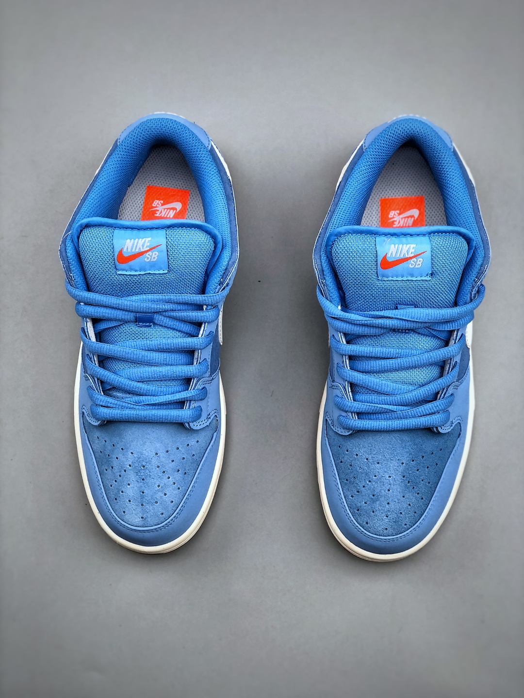 💰220公司级

Z NK SB DUNK Low 蓝生胶 FJ1674-401 毫无疑问市场中端王者 全码福利开炸 长期补货价格一步到位 毫无疑问市场中端王者 实力大厂出品 新配色陆续开发 利润个位数只为口碑 全套原纸板楦头开发 确保原汁原味 完美呈现DUNK版型 一比一鞋头弧度高度鞋身弧度 此版本只针对中端市场 皮料材质有所更替 其他数据细节工艺流程均保持一致 绝不口嗨 细节品控鞋型随意对比 独家私模官方第六代原厂航空铝磨具打磨大底 鞋头坡度极致还原 无解鞋型 原盒原配 圈内天花板工艺 原厂玻璃冲刀 超高清洁度 全鞋零毛边皮料切割 原厂中底布点胶 中底布拉帮走线遵循公司 SIZE：36 36.5 37.5 38 38.5 39 40 40.5 41 42 42.5 43 44 44.5 45 