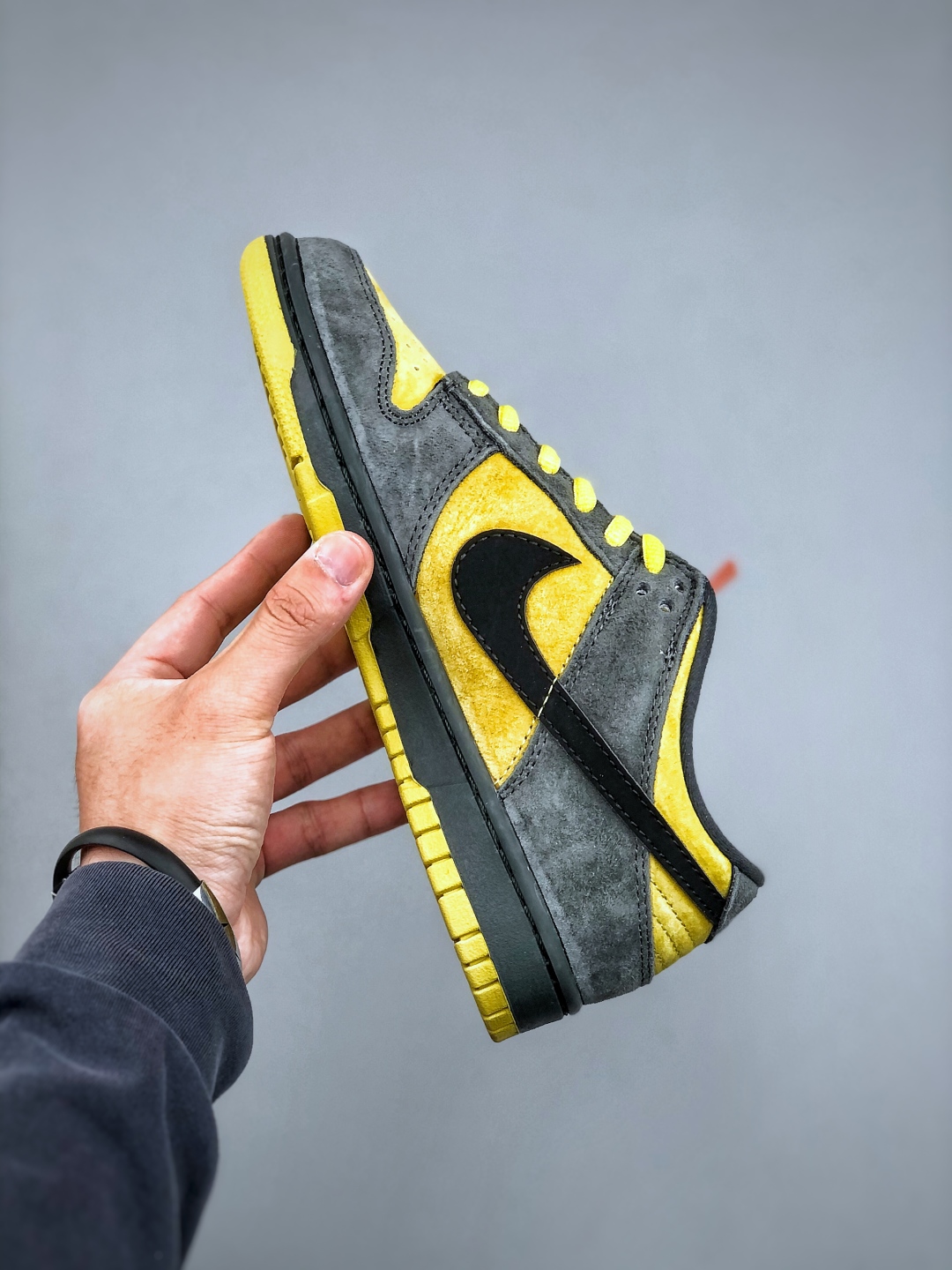 Supreme x Nike SB Dunk Low Ocean Fog Grey Yellow Limited Edition 3 cmp i1746650675871 6207 0 1