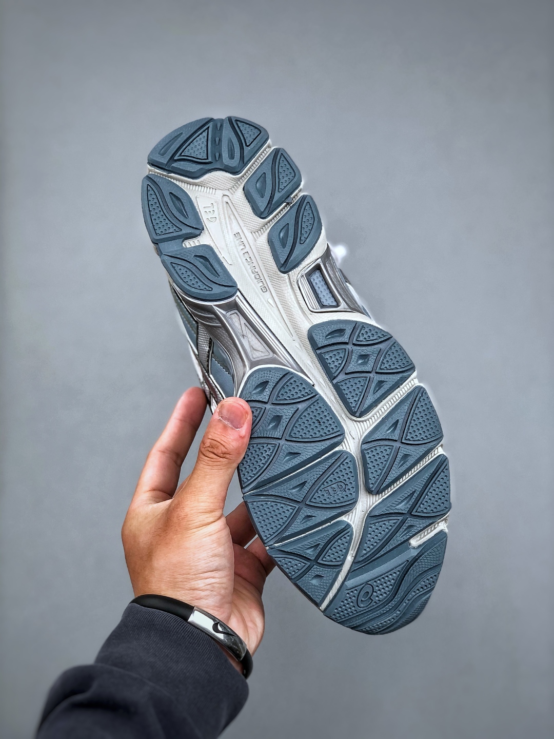 Asics GEL-NYC Low-Top Sneakers - Stylish Running & Casual Shoes 1203A542-020 9 cmp i1746737141072 4418 0 7