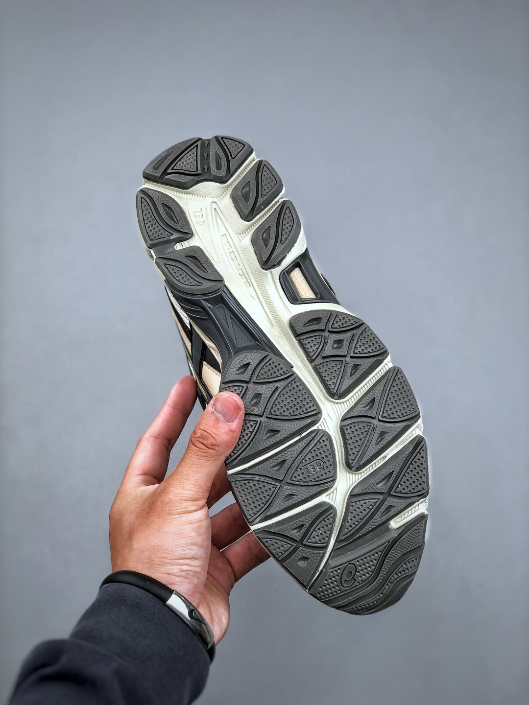 Asics GEL-NYC Low-Top Sneakers - Stylish, Comfortable, and Versatile Shoes 9 cmp i1746737157130 9646 0 7