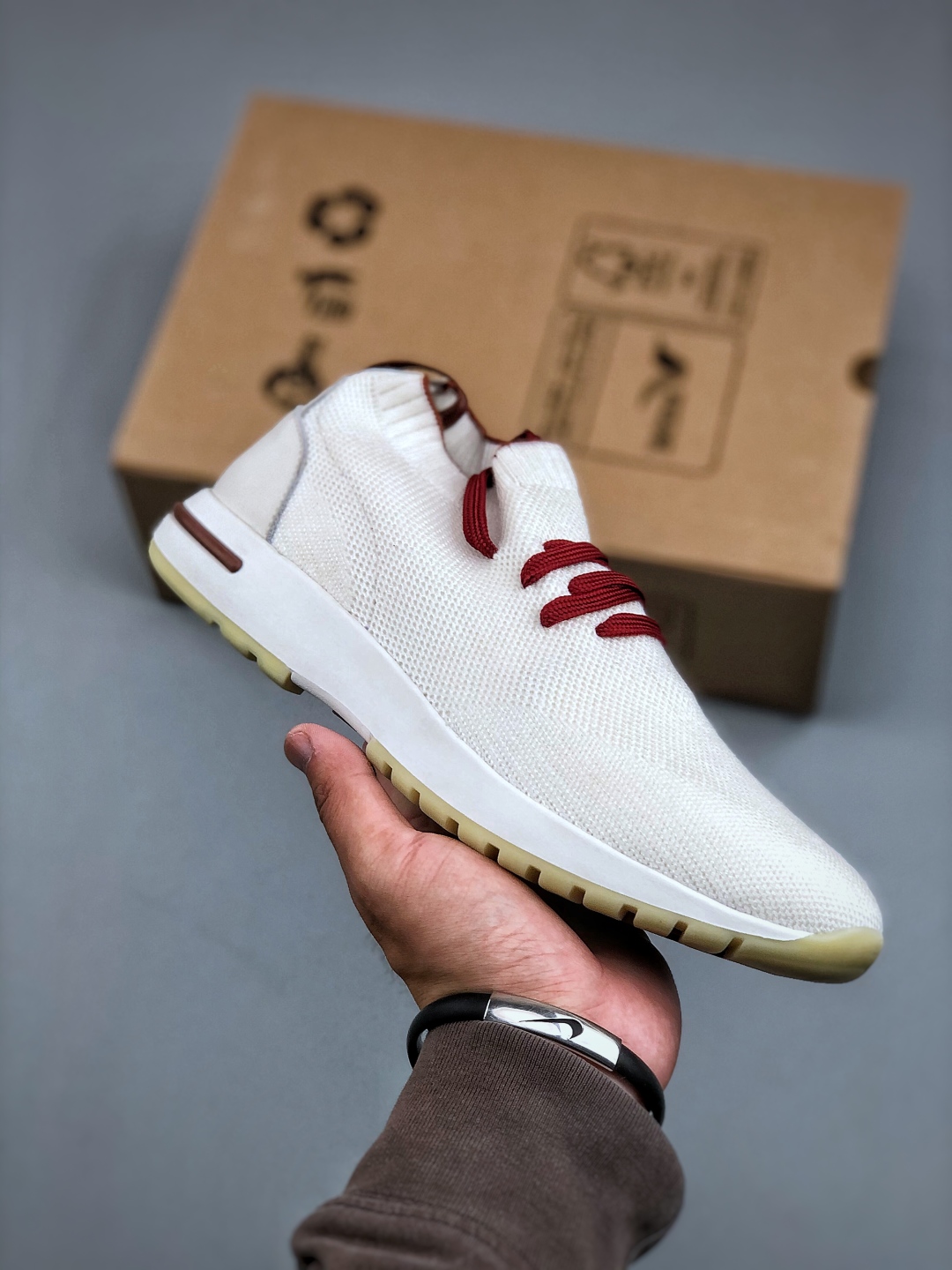 合集#💰400顶级外贸版本
Loro Piana 袜子鞋,步履从容!现火爆小红书 FB各大社媒! Loro Piana 顶级皮革以自然纹理诠释质感,柔软耐磨,随穿着时间愈发温润。 经典设计,细节见匠心,圆头系带厚底复古与现代交融,舒适支撑,拉长腿部线条。 轻松搭配西装、休闲裤,无缝切换商务与生活场景。 **缓震厚底设计**,减轻足部压力;内衬透气材质,全天候保持干爽。 **黑色经典,永恒格调** 深邃黑色适配一切场合,从日常通勤到周末漫游,低调中彰显全套包装 带有原版原珠(可补充品牌标志性工艺或环保理念,如“采用Loro Piana专利鞣制技术,环保无铬鞣革”)
size:39 40 41 42 43 44 45 46