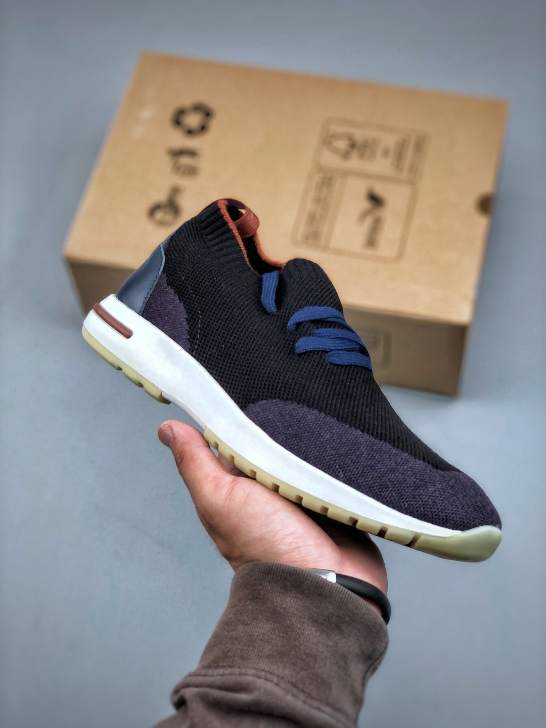 合集#💰400顶级外贸版本
Loro Piana 袜子鞋,步履从容!现火爆小红书 FB各大社媒! Loro Piana 顶级皮革以自然纹理诠释质感,柔软耐磨,随穿着时间愈发温润。 经典设计,细节见匠心,圆头系带厚底复古与现代交融,舒适支撑,拉长腿部线条。 轻松搭配西装、休闲裤,无缝切换商务与生活场景。 **缓震厚底设计**,减轻足部压力;内衬透气材质,全天候保持干爽。 **黑色经典,永恒格调** 深邃黑色适配一切场合,从日常通勤到周末漫游,低调中彰显全套包装 带有原版原珠(可补充品牌标志性工艺或环保理念,如“采用Loro Piana专利鞣制技术,环保无铬鞣革”)
size:39 40 41 42 43 44 45 46