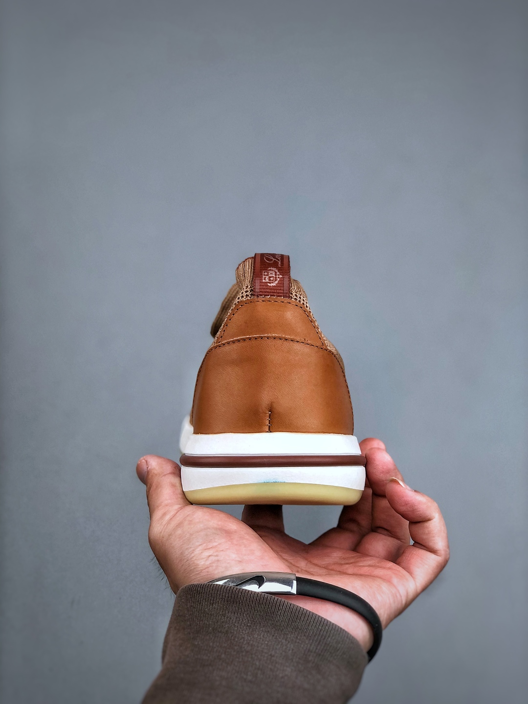 💰400顶级版本
Loro Piana 袜子鞋,步履从容!现火爆小红书 FB各大社媒! Loro Piana 顶级皮革以自然纹理诠释质感,柔软耐磨,随穿着时间愈发温润。 经典设计,细节见匠心,圆头系带厚底复古与现代交融,舒适支撑,拉长腿部线条。 轻松搭配西装、休闲裤,无缝切换商务与生活场景。 **缓震厚底设计**,减轻足部压力;内衬透气材质,全天候保持干爽。 **黑色经典,永恒格调** 深邃黑色适配一切场合,从日常通勤到周末漫游,低调中彰显全套包装 带有原版原珠(可补充品牌标志性工艺或环保理念,如“采用Loro Piana专利鞣制技术,环保无铬鞣革”)
size:39 40 41 42 43 44 45 46