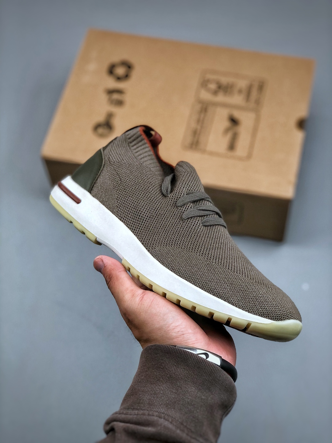 合集#💰400顶级外贸版本
Loro Piana 袜子鞋,步履从容!现火爆小红书 FB各大社媒! Loro Piana 顶级皮革以自然纹理诠释质感,柔软耐磨,随穿着时间愈发温润。 经典设计,细节见匠心,圆头系带厚底复古与现代交融,舒适支撑,拉长腿部线条。 轻松搭配西装、休闲裤,无缝切换商务与生活场景。 **缓震厚底设计**,减轻足部压力;内衬透气材质,全天候保持干爽。 **黑色经典,永恒格调** 深邃黑色适配一切场合,从日常通勤到周末漫游,低调中彰显全套包装 带有原版原珠(可补充品牌标志性工艺或环保理念,如“采用Loro Piana专利鞣制技术,环保无铬鞣革”)
size:39 40 41 42 43 44 45 46