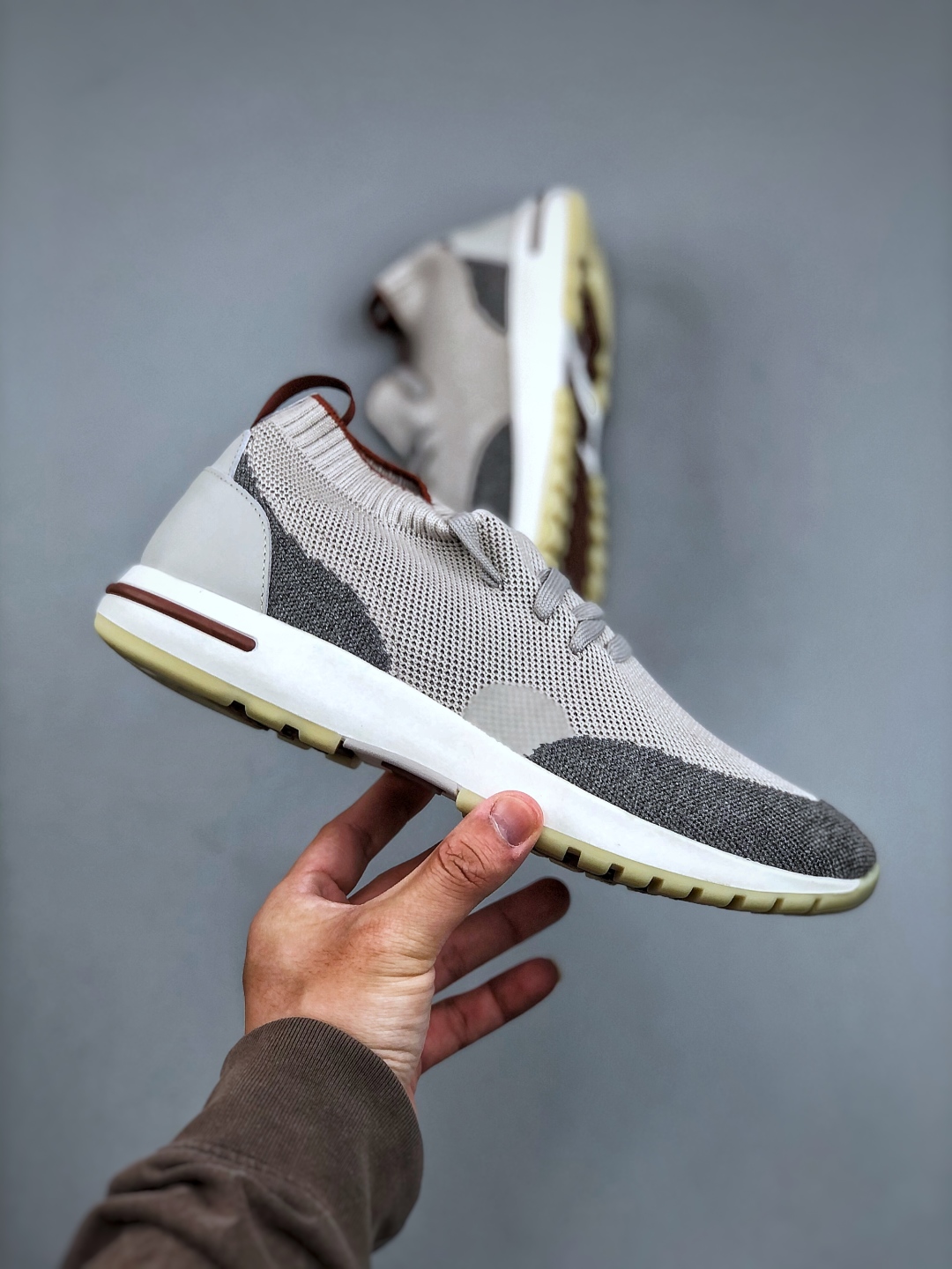 💰400顶级
Loro Piana 袜子鞋,步履从容!现火爆小红书 FB各大社媒! Loro Piana 顶级皮革以自然纹理诠释质感,柔软耐磨,随穿着时间愈发温润。 经典设计,细节见匠心,圆头系带厚底复古与现代交融,舒适支撑,拉长腿部线条。 轻松搭配西装、休闲裤,无缝切换商务与生活场景。 **缓震厚底设计**,减轻足部压力;内衬透气材质,全天候保持干爽。 **黑色经典,永恒格调** 深邃黑色适配一切场合,从日常通勤到周末漫游,低调中彰显全套包装 带有原版原珠(可补充品牌标志性工艺或环保理念,如“采用Loro Piana专利鞣制技术,环保无铬鞣革”)
size:39 40 41 42 43 44 45 46