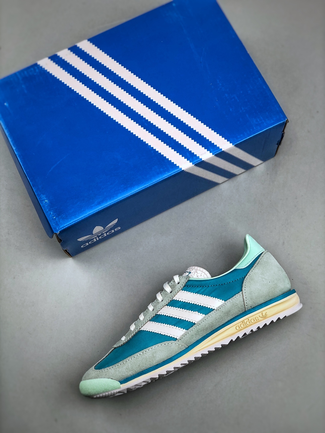 Adidas Originals SL 72: Classic Retro Running Shoes - Blue/Grey 4 cmp i1746911275403 1149 0 2
