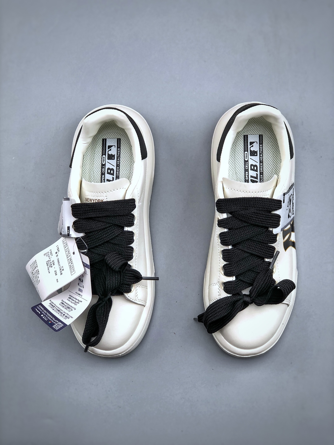 MLB Chunky Liner New York Yankees Low Top Sneakers - Lightweight & Stylish 6 cmp i1746911362134 1344 0 4