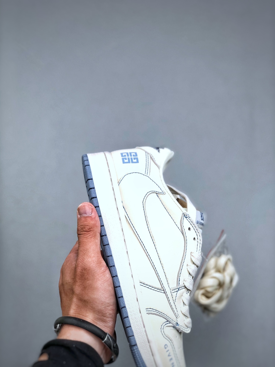 Givenchy x Nike SB Dunk Low White Blue - Limited Edition Sneakers 7 cmp i1746911445877 7990 0 5
