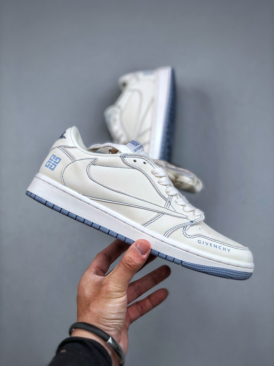 Givenchy x Nike SB Dunk Low White Blue - Limited Edition Sneakers 5 cmp i1746911445882 926 0 3