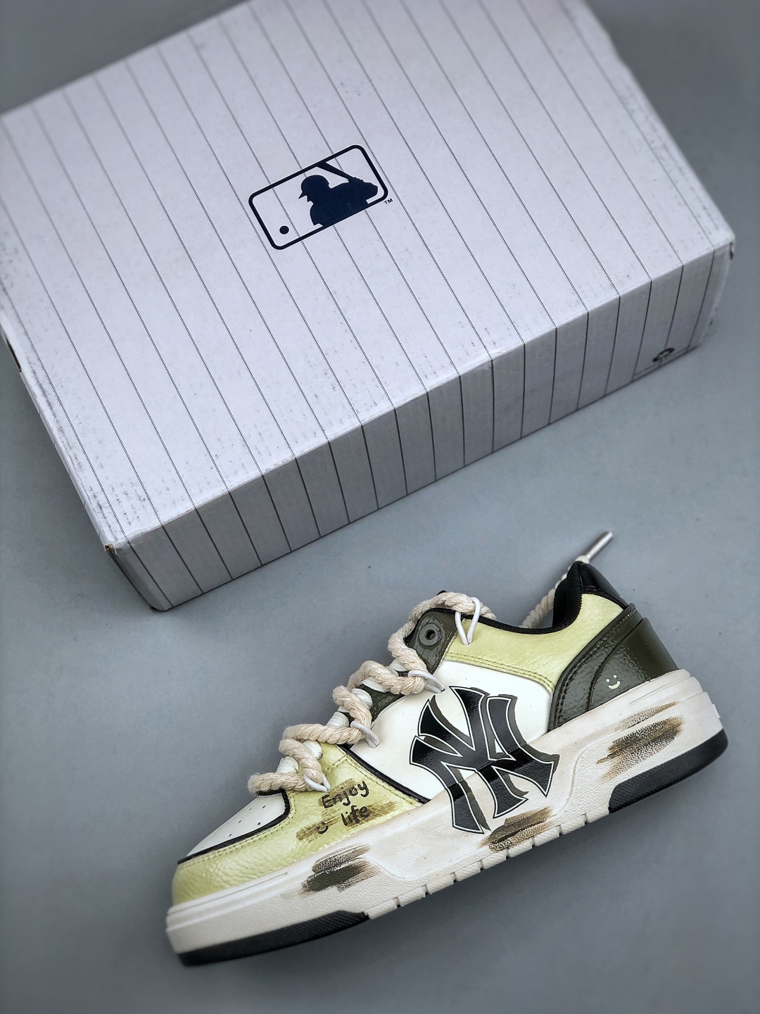 MLB Chunky Liner New York Yankees Sneakers - Distressed Design, Lightweight, Versatile 4 cmp i1746911905399 5208 0 2