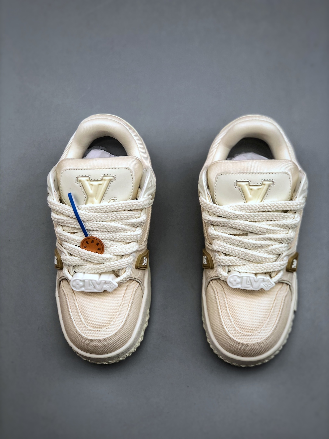 420 LV-路易-威登trainer 2025走秀进口小牛皮拼接侧边饰有品牌LOGO标志