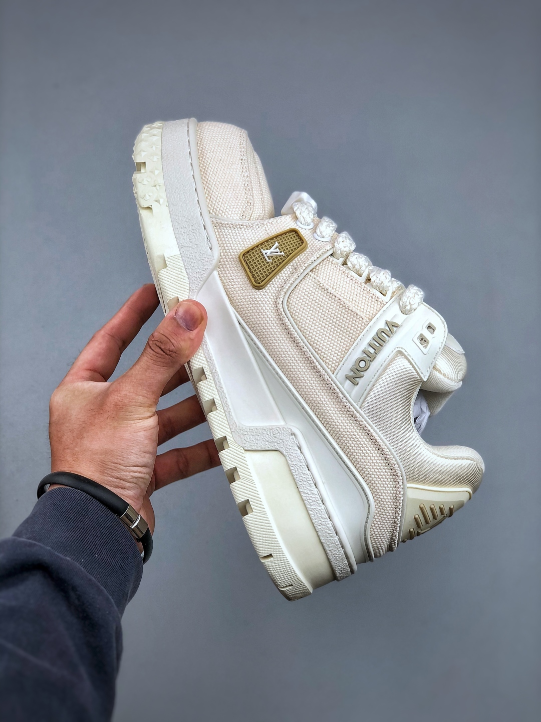 420 LV-路易-威登trainer 2025走秀进口小牛皮拼接侧边饰有品牌LOGO标志