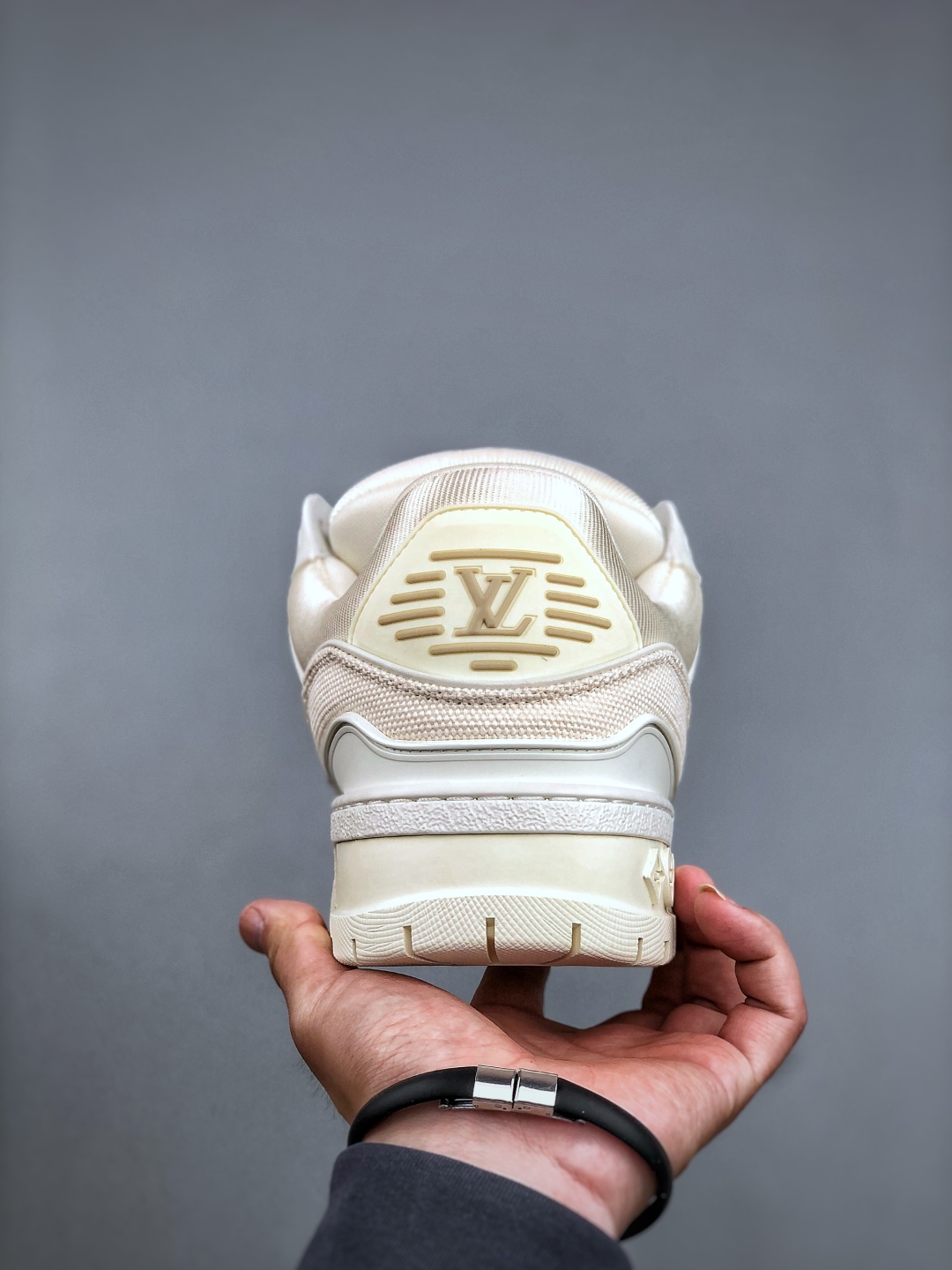 420 LV-路易-威登trainer 2025走秀进口小牛皮拼接侧边饰有品牌LOGO标志