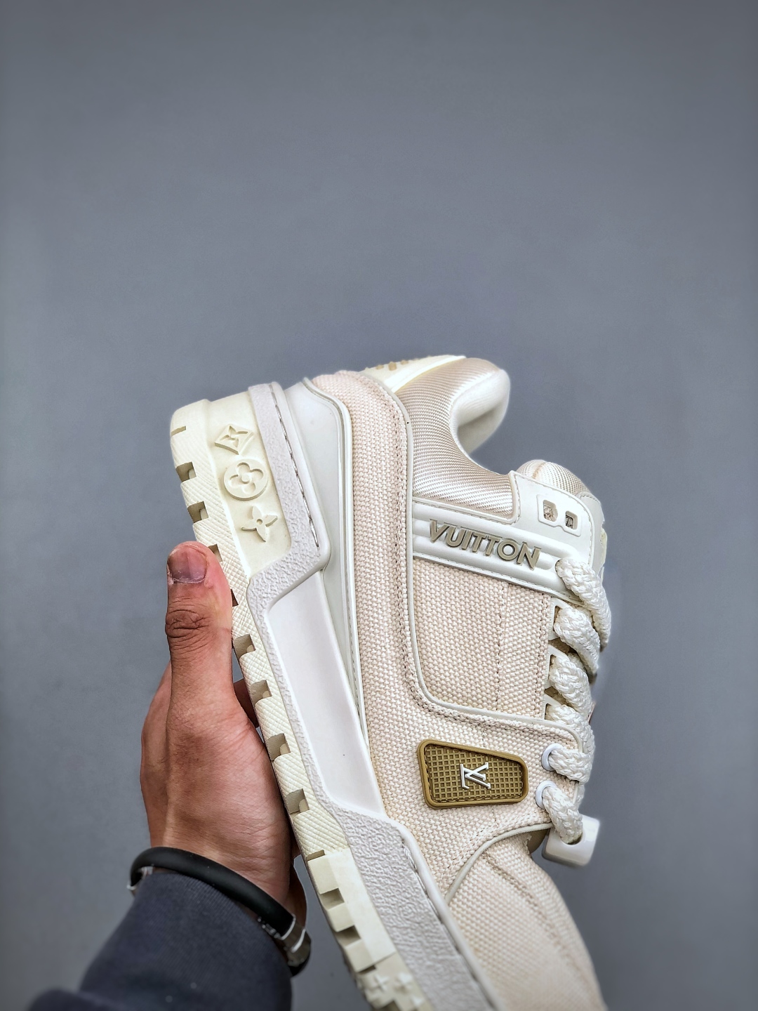 420 LV-路易-威登trainer 2025走秀进口小牛皮拼接侧边饰有品牌LOGO标志