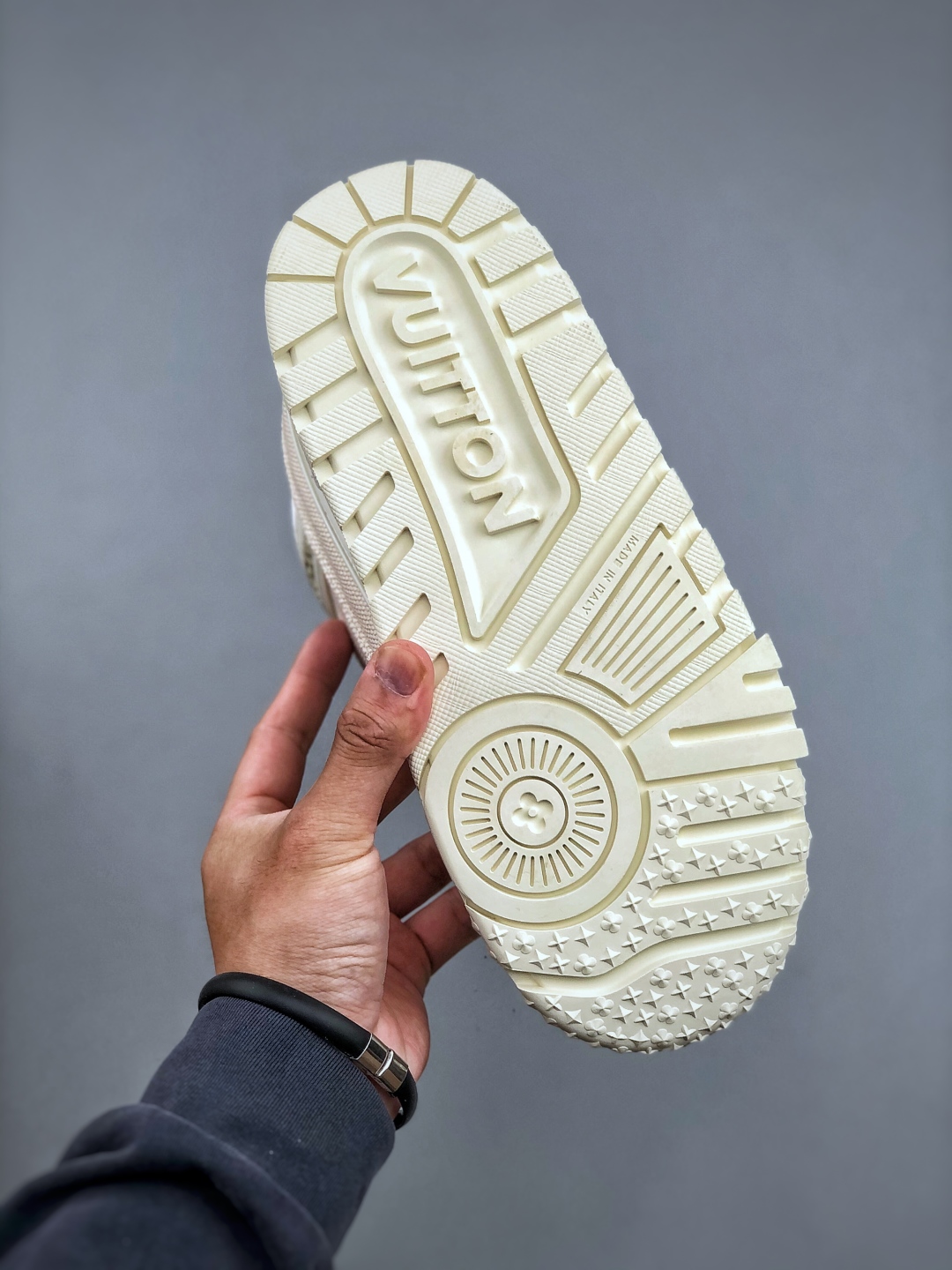 420 LV-路易-威登trainer 2025走秀进口小牛皮拼接侧边饰有品牌LOGO标志