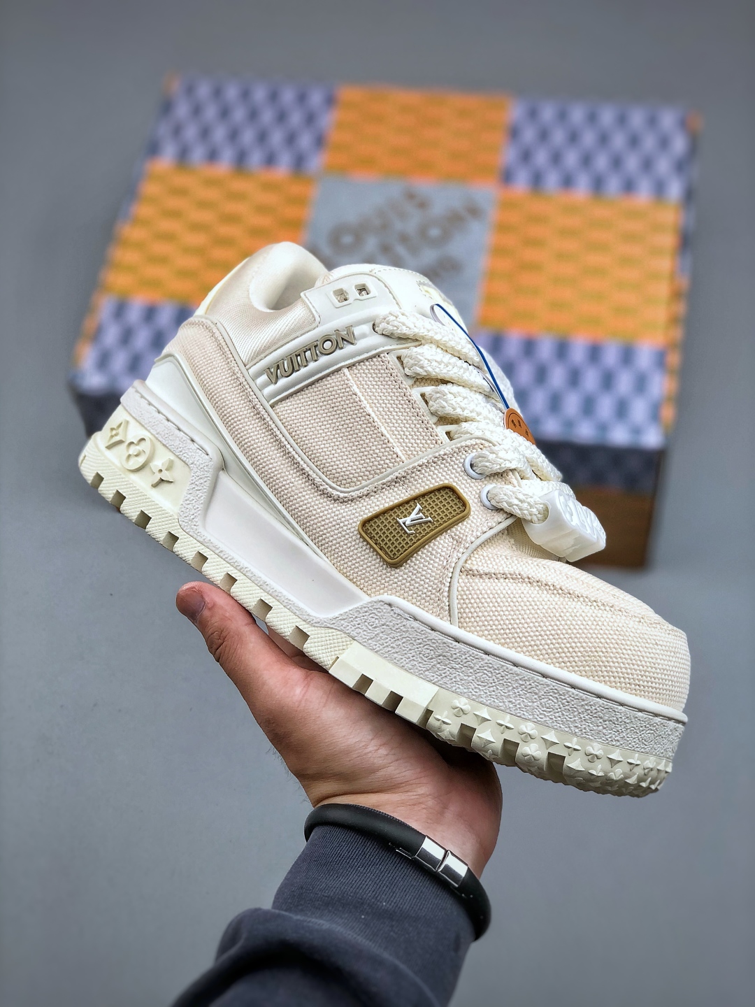 420 LV-路易-威登trainer 2025走秀进口小牛皮拼接侧边饰有品牌LOGO标志