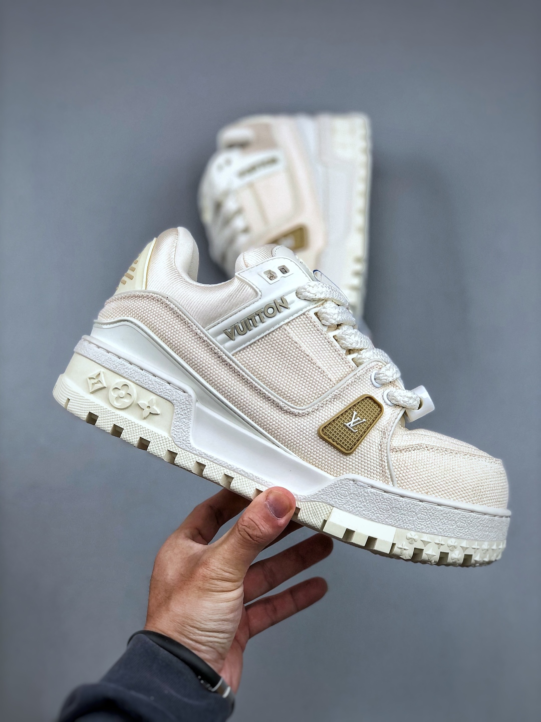 420 LV-路易-威登trainer 2025走秀进口小牛皮拼接侧边饰有品牌LOGO标志