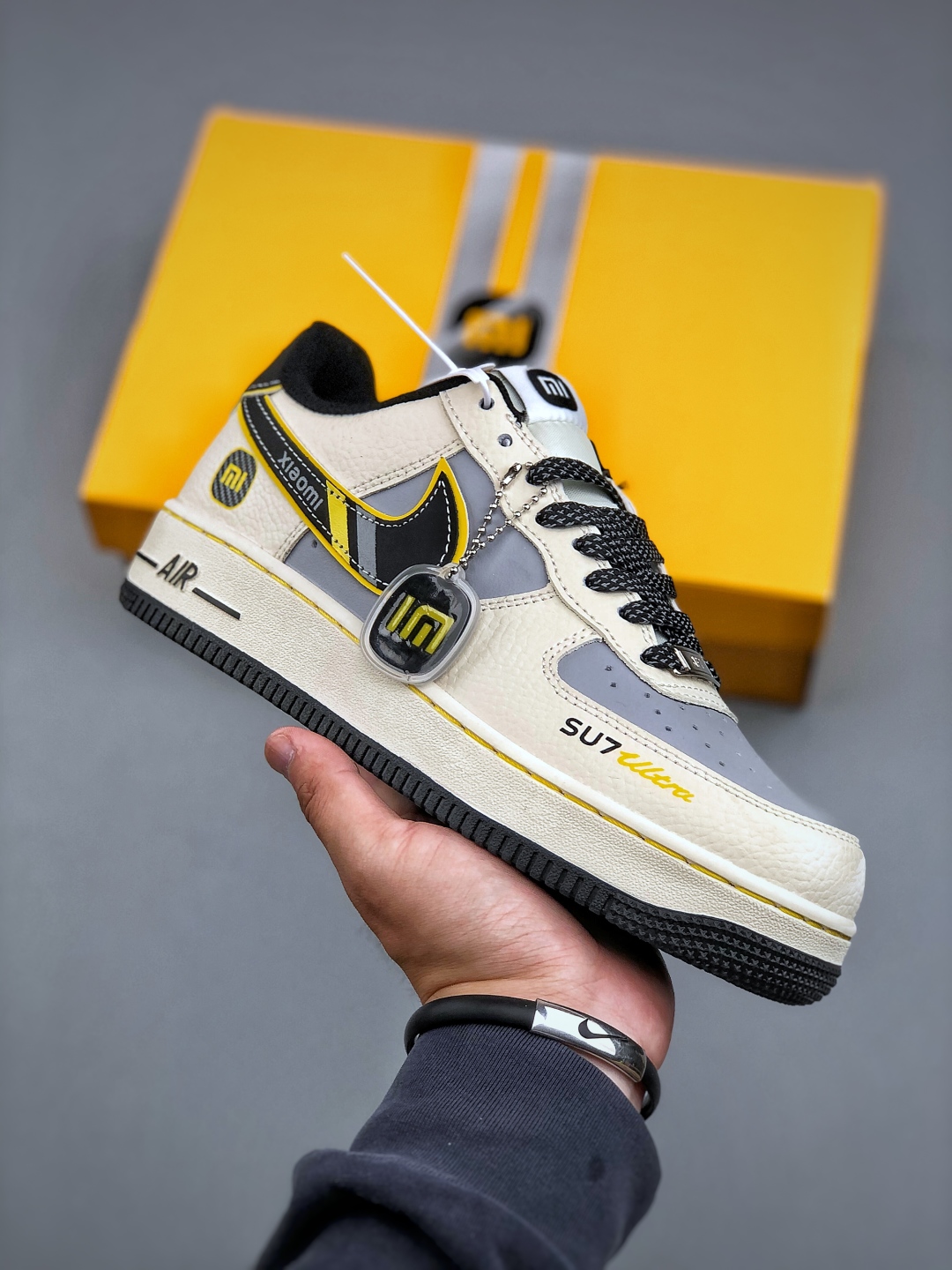  💰220
K Nike Air Force 1'07 Low 小米联名 Su7-Ultra 空军一号低帮休闲板鞋 #原楦头原纸板 原装鞋盒 定制五金配件 内置全掌气垫 原厂鞋底货号：XX3168-165 尺码：36 36.5 37.5 38 38.5 39 40 40.5 41 42 42.5 43 44 44.5 45