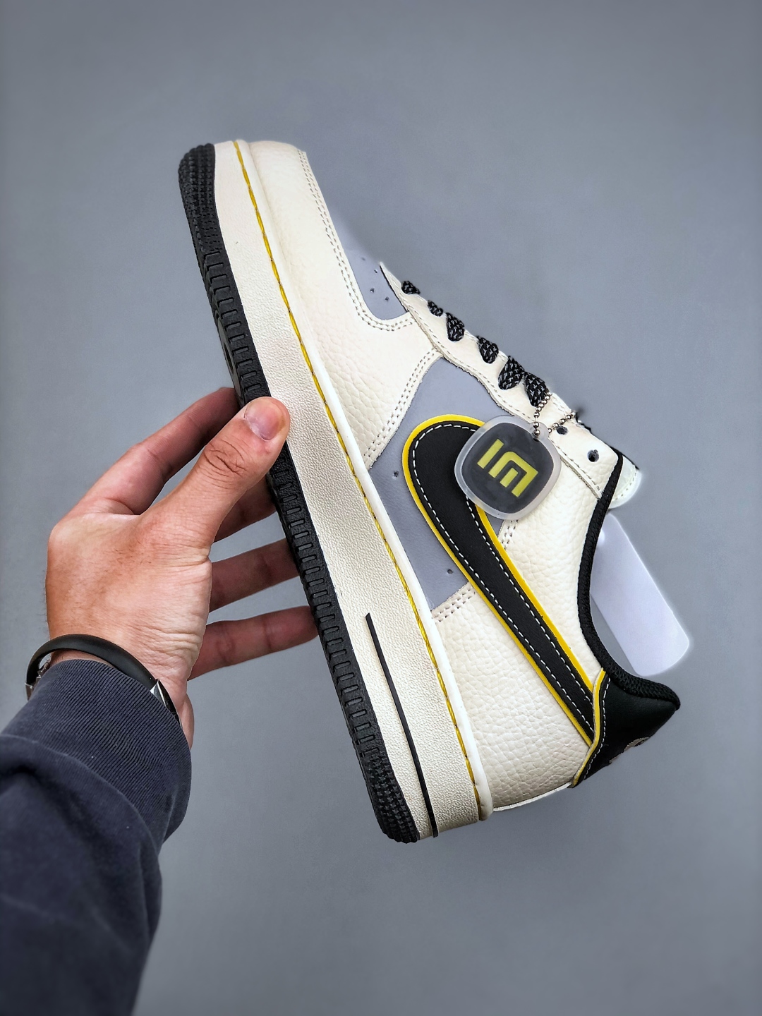  💰220
K Nike Air Force 1'07 Low 小米联名 Su7-Ultra 空军一号低帮休闲板鞋 #原楦头原纸板 原装鞋盒 定制五金配件 内置全掌气垫 原厂鞋底货号：XX3168-165 尺码：36 36.5 37.5 38 38.5 39 40 40.5 41 42 42.5 43 44 44.5 45