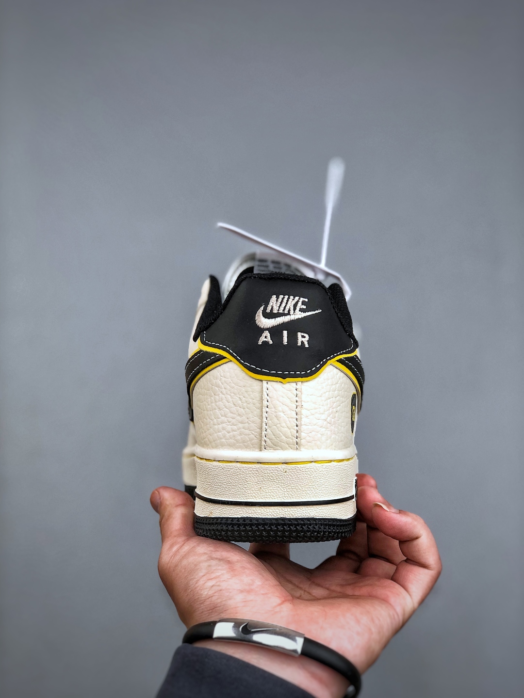  💰220
K Nike Air Force 1'07 Low 小米联名 Su7-Ultra 空军一号低帮休闲板鞋 #原楦头原纸板 原装鞋盒 定制五金配件 内置全掌气垫 原厂鞋底货号：XX3168-165 尺码：36 36.5 37.5 38 38.5 39 40 40.5 41 42 42.5 43 44 44.5 45