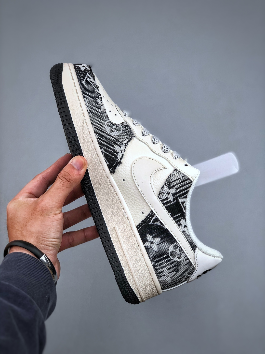 Nike Air Force 1 Low '07 x Louis Vuitton Custom Sneakers - Black/White 3 cmp i1747083535081 9660 0 1
