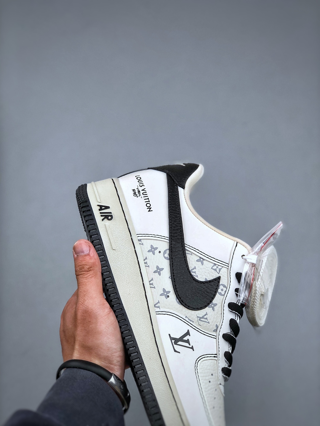 Nike Air Force 1 Low x Louis Vuitton Sneakers - White/Black, Limited Edition 7 cmp i1747083578824 1834 0 5