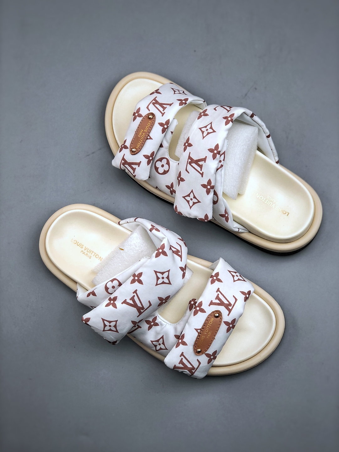 280 LOUIS VUITTON ｜路易威登2025ss最新春夏款 村上隆/Takashi Murakami x LOUIS Pool Pillow Comfort 皮革 圆头套脚一字拖鞋
