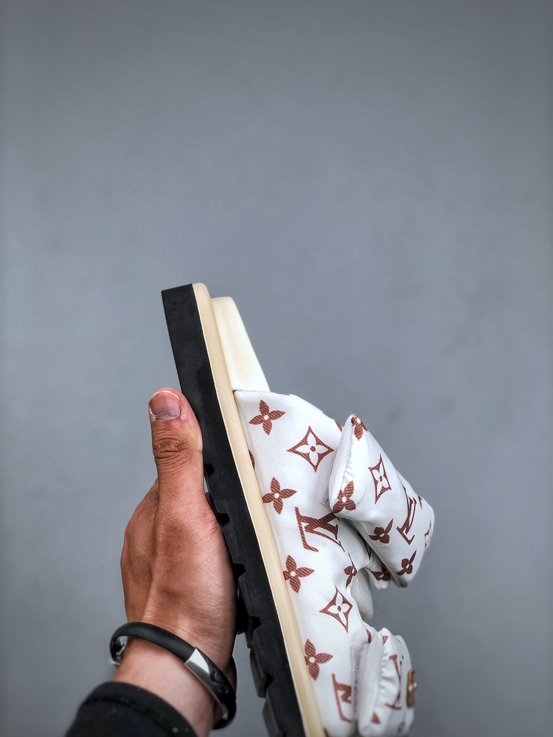 280 LOUIS VUITTON ｜路易威登2025ss最新春夏款 村上隆/Takashi Murakami x LOUIS Pool Pillow Comfort 皮革 圆头套脚一字拖鞋