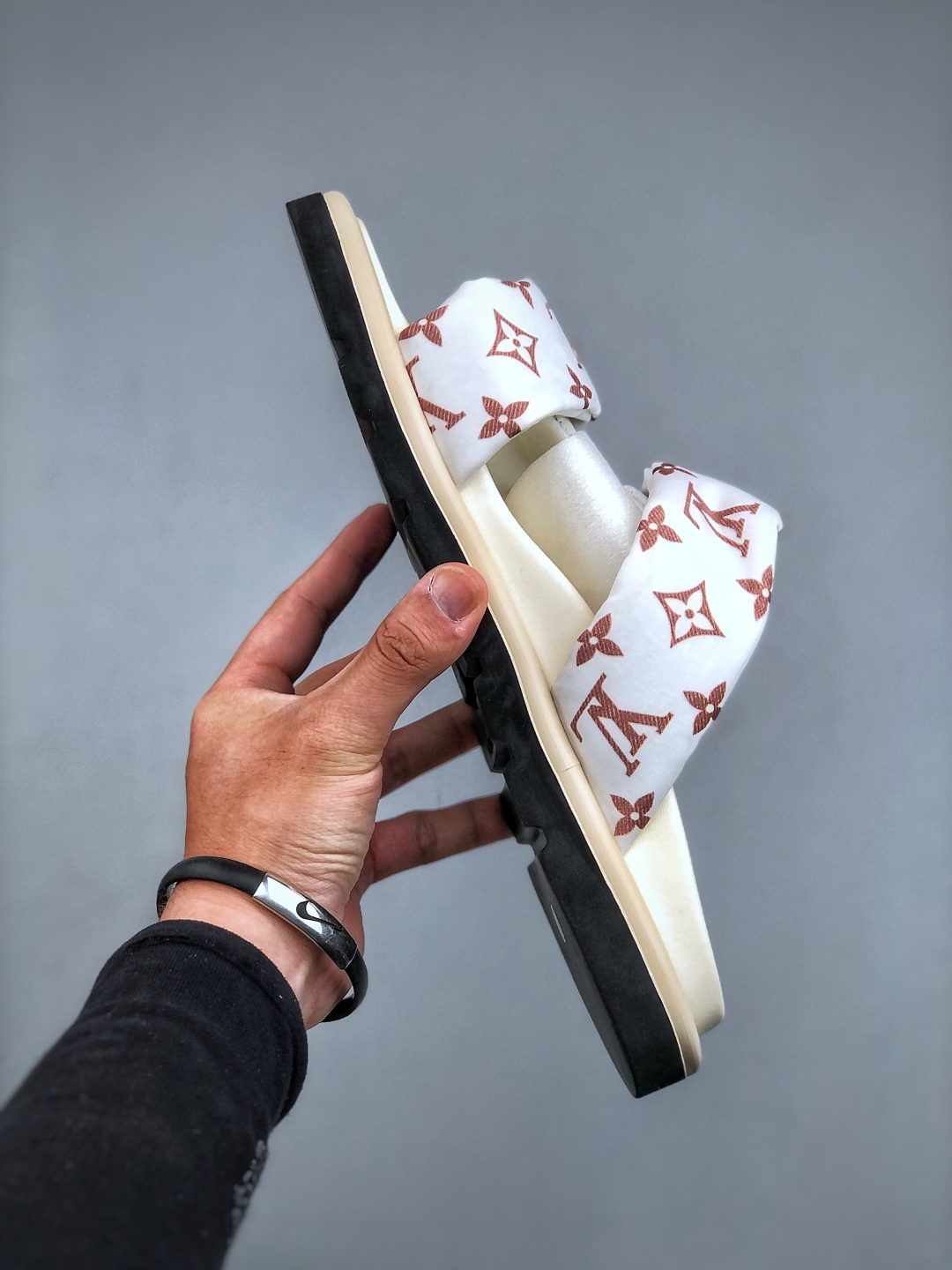 280 LOUIS VUITTON ｜路易威登2025ss最新春夏款 村上隆/Takashi Murakami x LOUIS Pool Pillow Comfort 皮革 圆头套脚一字拖鞋