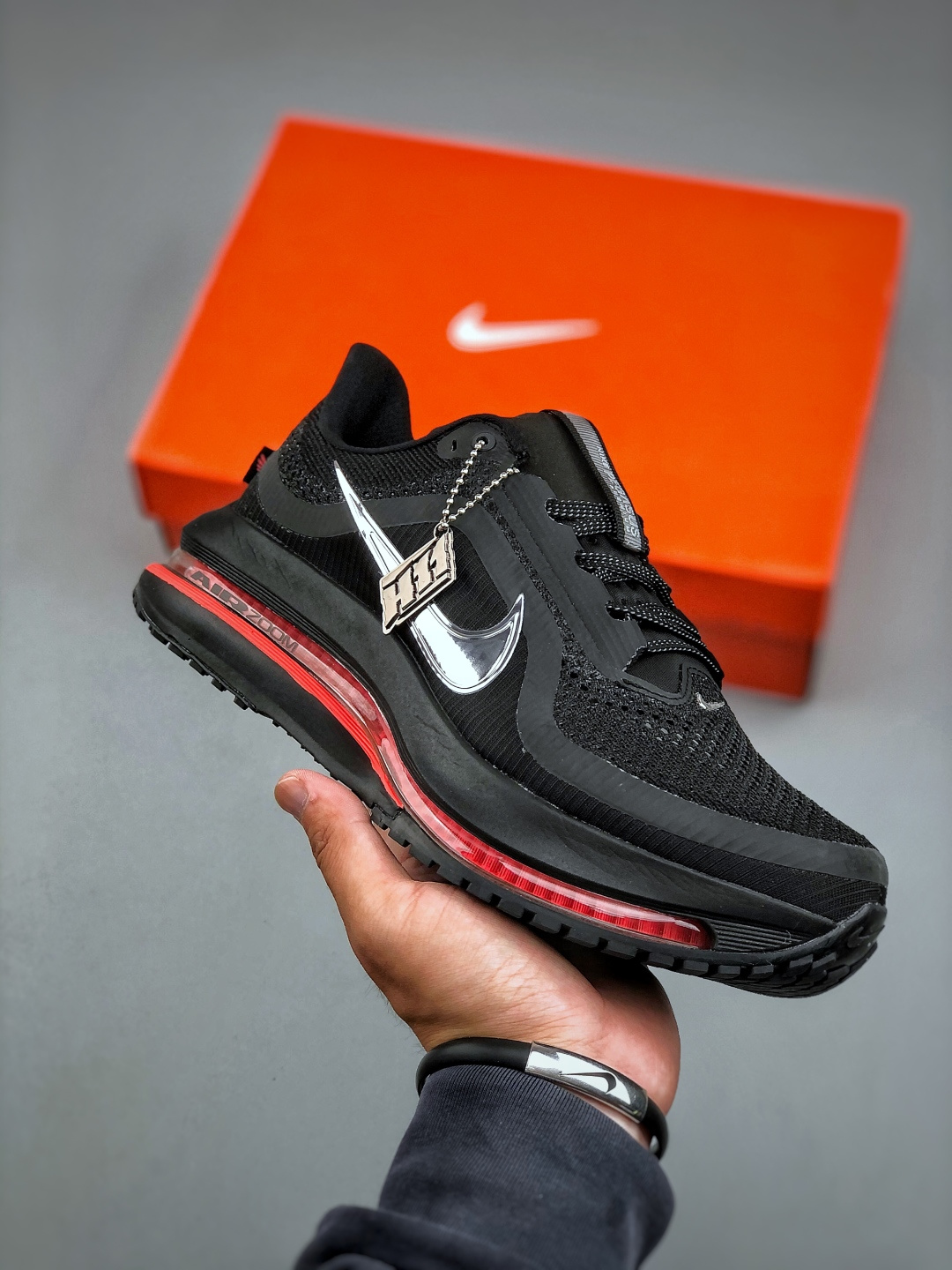 纯原💰 380 
  【纯原版】Nike Pegasus Premium Airscape 舒适百搭减震防滑耐磨透气 低帮跑步鞋 男款 黑色 这双鞋简直是时尚与科技的完美融合。经典黑色鞋面，质感爆棚，搭配超亮眼的银色大勾子，瞬间成为街头焦点。鞋侧独特小吊牌，细节满满，个性直接拉满。脚下的全掌气垫更是亮点，红黑配色超吸睛，不仅颜值在线，缓震性能更是一绝。不管是日常出街还是慢跑锻炼，都能给双脚极致舒适体验。码数超全，36 - 46 码任你选！别犹豫啦，穿上它，轻松走出潮流范，开启你的时尚运动新旅程！ #独家原包 原底原料 开模打造 #原厂鞋标 高精密准度 #原楦原纸板开发 匹配原版98%以上 #后跟弧度 正确呈现 #原厂皮料 质感无敌 #皮料切割干净 无任何毛边 清洁度细节完美 货号：HQ2592-003 Size：36 36.5 37.5 38 38.5 39 40 40.5 41 42 42.5 43 44 45 46