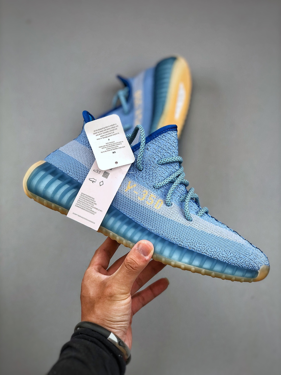 💰320  
独家配色 Adidas Yeezy Boost 350 V2 天空蓝 采用海玻璃防臭鞋垫 让您的脚感更清新# 国内知名专攻椰子大厂 独家私模 打造最顶级完美鞋型 货号：KH5053 尺码：36-48（半）