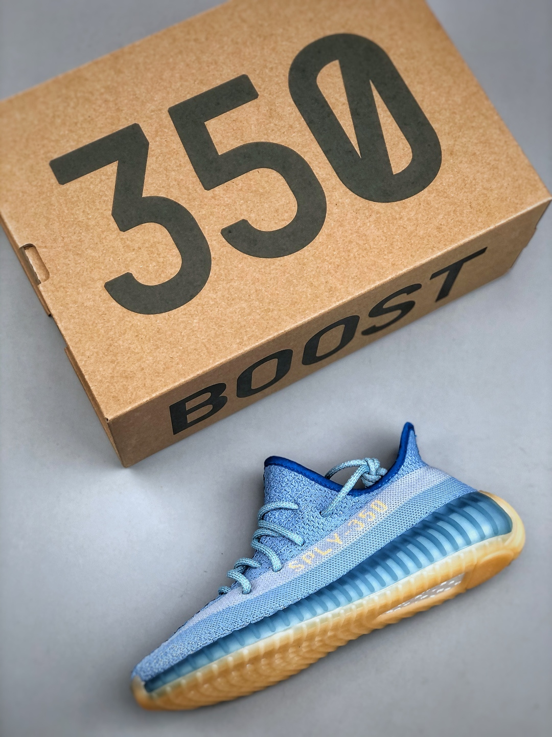 💰320  
独家配色 Adidas Yeezy Boost 350 V2 天空蓝 采用海玻璃防臭鞋垫 让您的脚感更清新# 国内知名专攻椰子大厂 独家私模 打造最顶级完美鞋型 货号：KH5053 尺码：36-48（半）