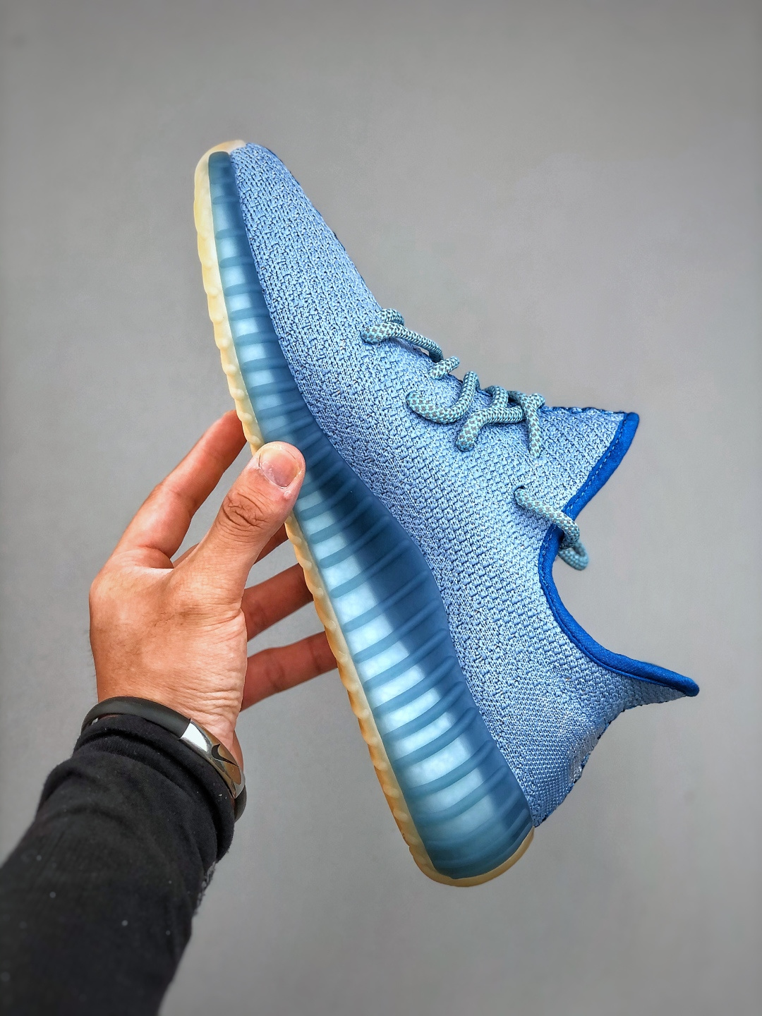 💰320  
独家配色 Adidas Yeezy Boost 350 V2 天空蓝 采用海玻璃防臭鞋垫 让您的脚感更清新# 国内知名专攻椰子大厂 独家私模 打造最顶级完美鞋型 货号：KH5053 尺码：36-48（半）