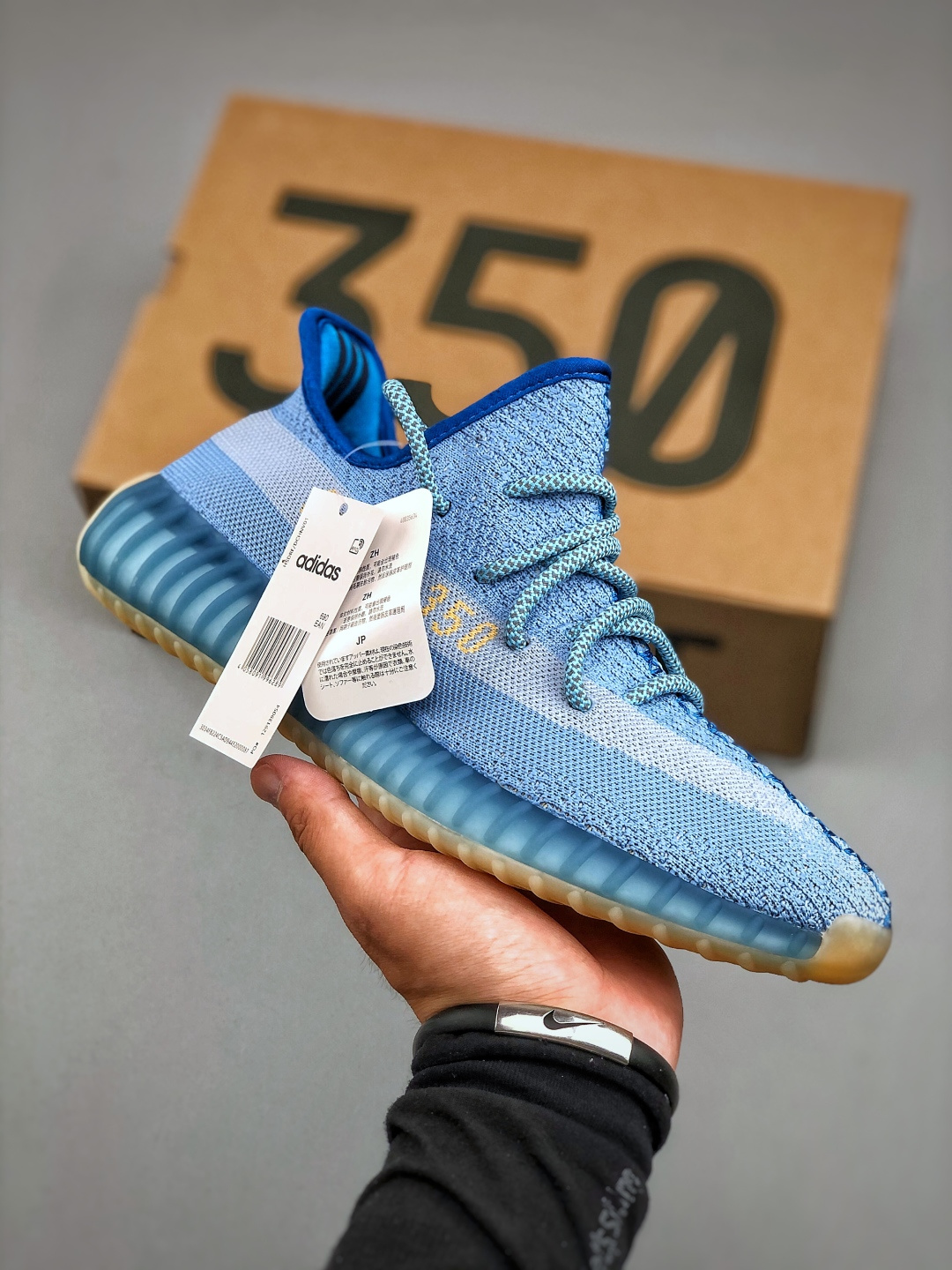 💰320  
独家配色 Adidas Yeezy Boost 350 V2 天空蓝 采用海玻璃防臭鞋垫 让您的脚感更清新# 国内知名专攻椰子大厂 独家私模 打造最顶级完美鞋型 货号：KH5053 尺码：36-48（半）