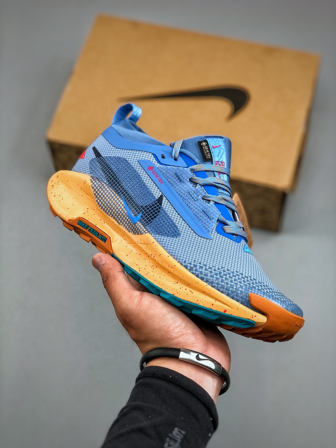 NIKE TRAIL ATC 轻量跑鞋耐克(NIKE)PEGASUSTRAIL5男女越野跑步鞋夏新款耐克飞马该鞋款搭载出众回弹的 ReactX 泡绵中底,多种地面,皆可轻松驾驭.采用别致设计.货号:FQ0908 400