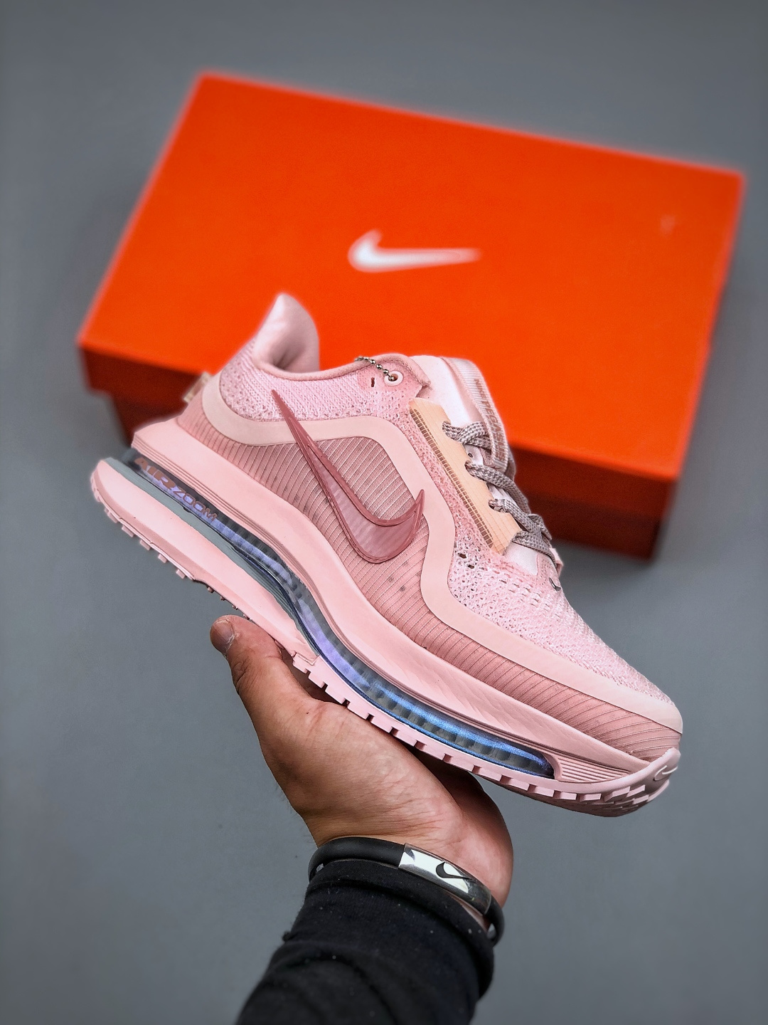 纯原💰380 
  ［H11 纯原版 ］Nike Pegasus Premium Airscape 舒适百搭减震防滑耐磨透气 低帮跑步鞋 女款 粉色 这双鞋简直是时尚与科技的完美融合。经典黑色鞋面，质感爆棚，搭配超亮眼的银色大勾子，瞬间成为街头焦点。鞋侧独特小吊牌，细节满满，个性直接拉满。脚下的全掌气垫更是亮点，红黑配色超吸睛，不仅颜值在线，缓震性能更是一绝。不管是日常出街还是慢跑锻炼，都能给双脚极致舒适体验。码数超全，36 - 46 码任你选！别犹豫啦，穿上它，轻松走出潮流范，开启你的时尚运动新旅程！ #独家原包 原底原料 开模打造 #原厂鞋标 高精密准度 #原楦原纸板开发 匹配原版98%以上 #后跟弧度 正确呈现 #原厂皮料 质感无敌 #皮料切割干净 无任何毛边 清洁度细节完美 货号：HQ2593-601 Size：36-40（半）