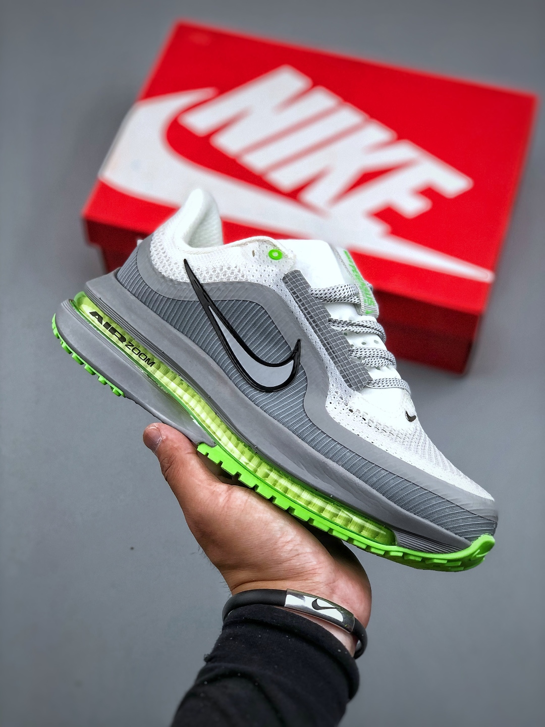 💰 320  
Nike Pegasus Premium Airscape 舒适百搭减震防滑耐磨透气 低帮跑步鞋 男款 灰白绿 低帮跑步鞋，灰白绿配色，简约又不失活力，上脚超吸睛。它不仅颜值高，性能更是一绝！全掌气垫科技，减震防滑超耐磨，每一步都能感受到强劲回弹，给双脚舒适支撑。透气鞋面，跑步时双脚也能自由呼吸。货号HQ2592-009 Size：36 36.5 37.5 38 38.5 39 40 40.5 41 42 42.5 43 44 45