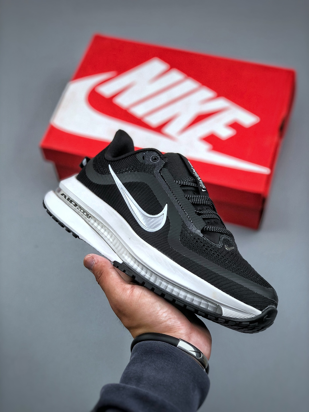 💰 320  
Nike Pegasus Premium Airscape 舒适百搭减震防滑耐磨透气 低帮跑步鞋 黑白色 低帮跑步鞋，灰白绿配色，简约又不失活力，上脚超吸睛。它不仅颜值高，性能更是一绝！全掌气垫科技，减震防滑超耐磨，每一步都能感受到强劲回弹，给双脚舒适支撑。透气鞋面，跑步时双脚也能自由呼吸。货号HQ2592 100 Size：36 36.5 37.5 38 38.5 39 40 40.5 41 42 42.5 43 44 45