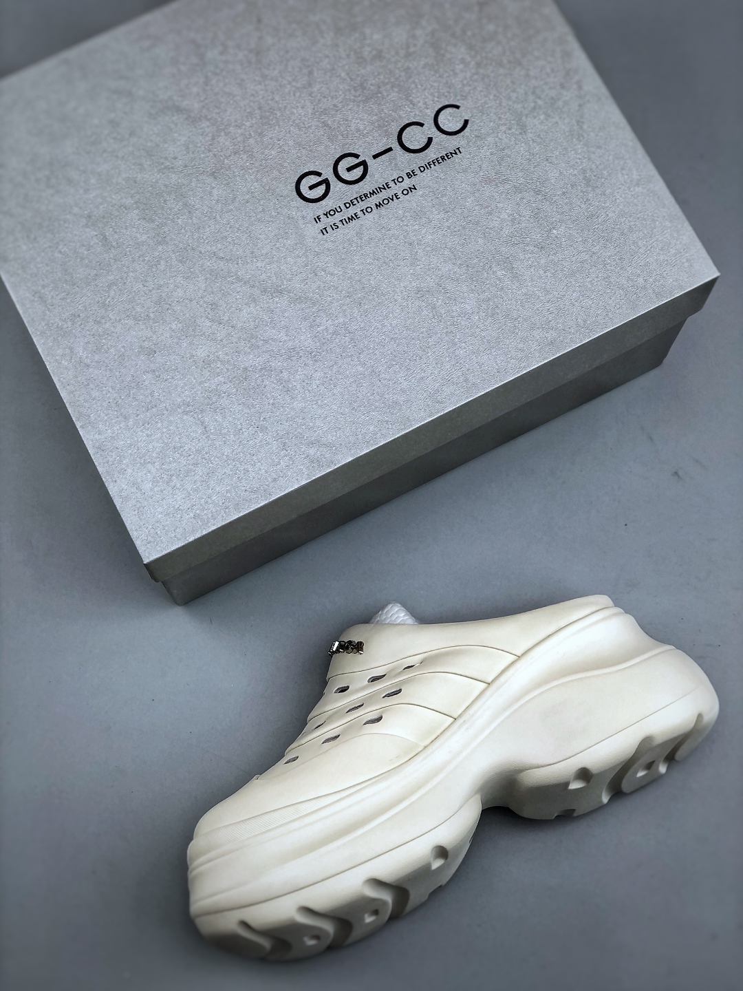【液态金属】GG-CC 7.5CM 2025年夏季新款时尚厚底洞洞拖鞋女通勤沙滩凉拖 G25S1502