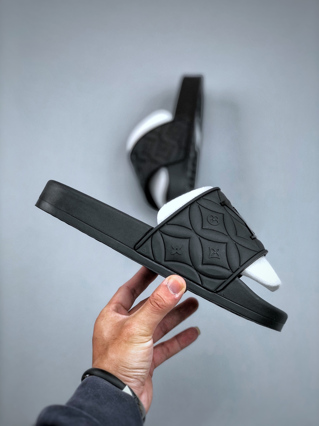 (lv-路易威登) 新品男女凉拖鞋鞋面精致压花logo装饰鞋底超软