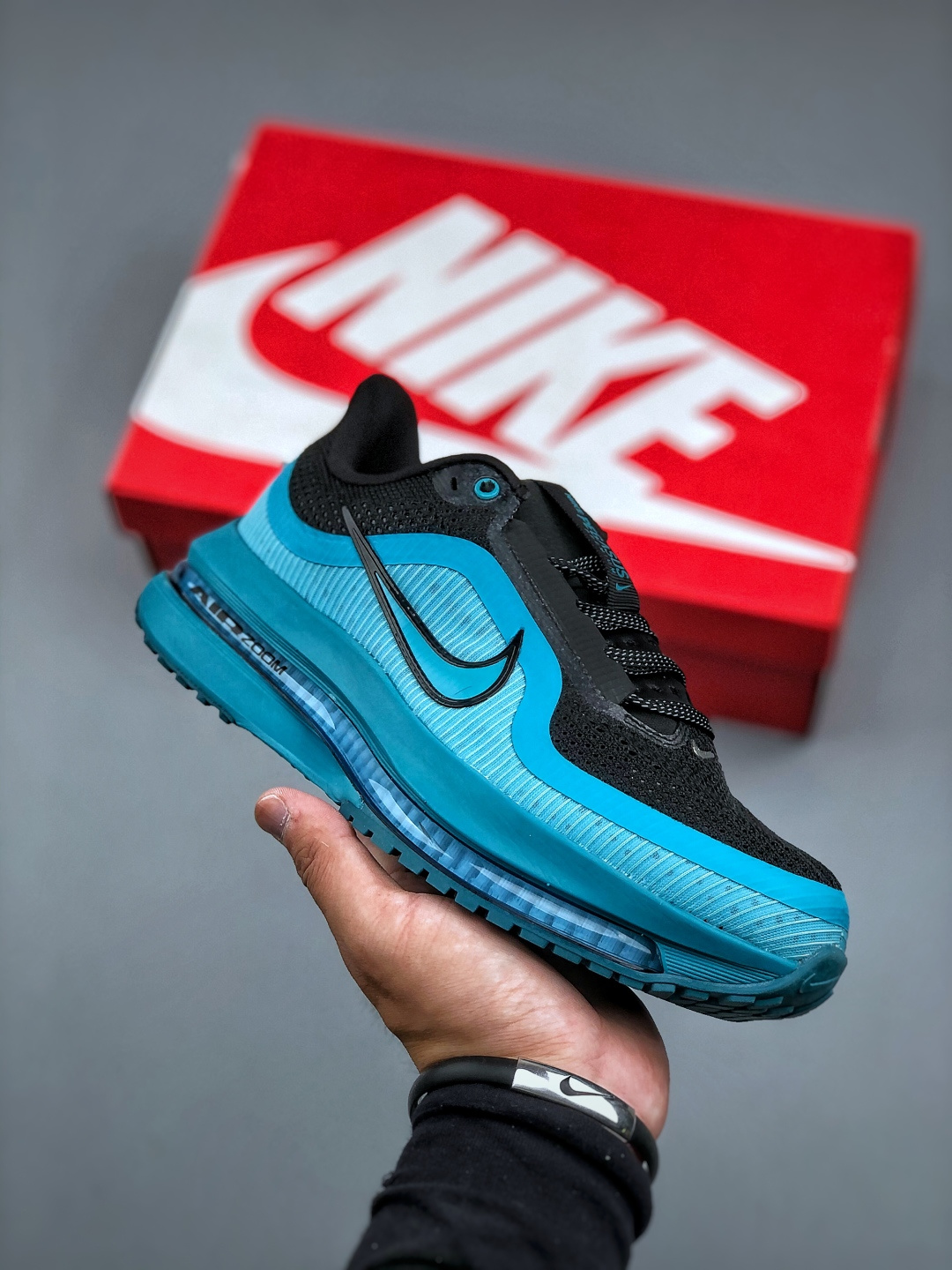 💰 320  
Nike Pegasus Premium Airscape 舒适百搭减震防滑耐磨透气 低帮跑步鞋 黑蓝色 低帮跑步鞋，灰白绿配色，简约又不失活力，上脚超吸睛。它不仅颜值高，性能更是一绝！全掌气垫科技，减震防滑超耐磨，每一步都能感受到强劲回弹，给双脚舒适支撑。透气鞋面，跑步时双脚也能自由呼吸。货号HQ2592 006 Size：36 36.5 37.5 38 38.5 39 40 40.5 41 42 42.5 43 44 45